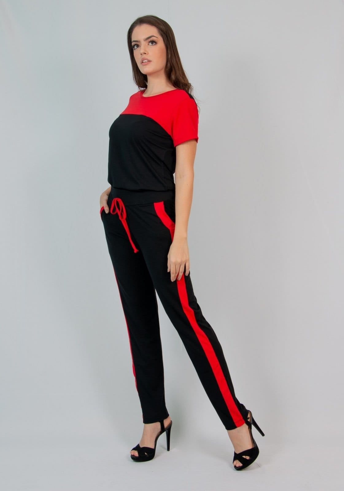 Vista 2 Conjunto Calça e Blusa Maria Paes Vermelho e Maria Paes preto