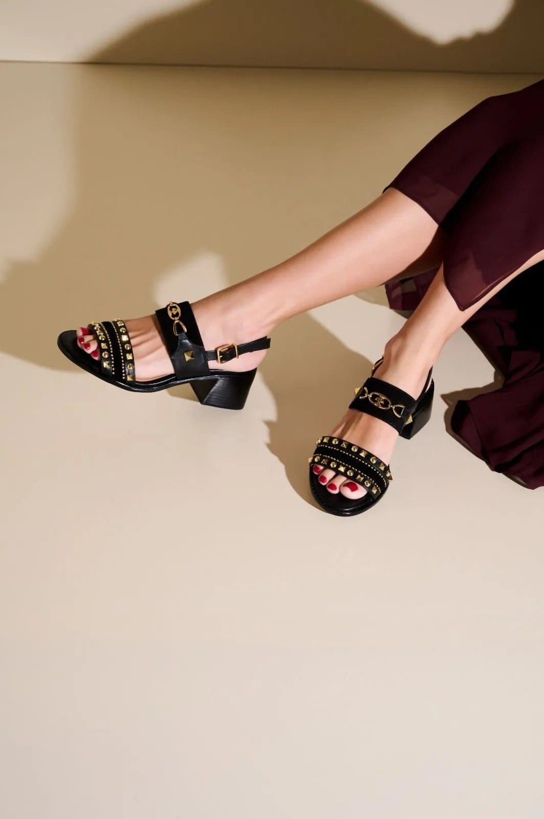 Sandalia Luiza Barcelos Caramelo Em Camurça Com Salto Bloco Medio E Aplicações Metalicas