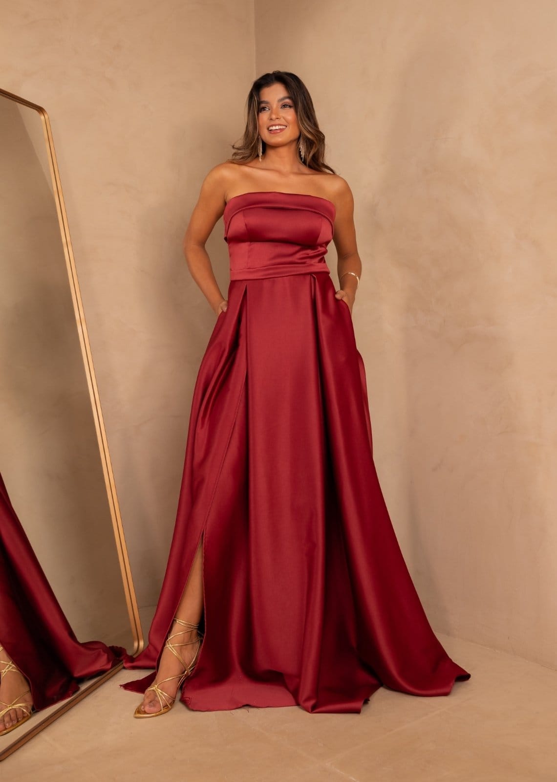 Vista 2 Vestido Longo de Festa Madrinhas Tomara que Caia Acetinado com Fenda Hadassa Cia Do Vestido Marsala Cia do Vestido branco