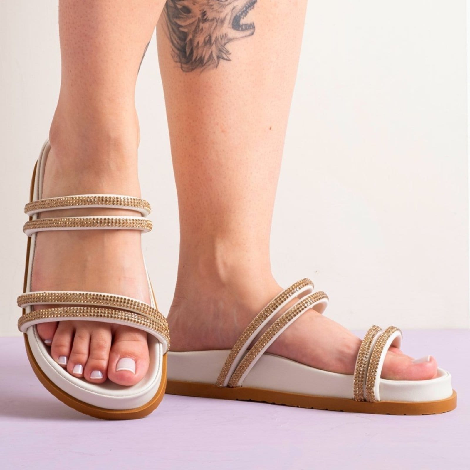 Vista 2 Sandália Papete Clara Vittal com Tira de Strass Dourada Solado Confort OffWhite USE VITTAL off-white offwhite