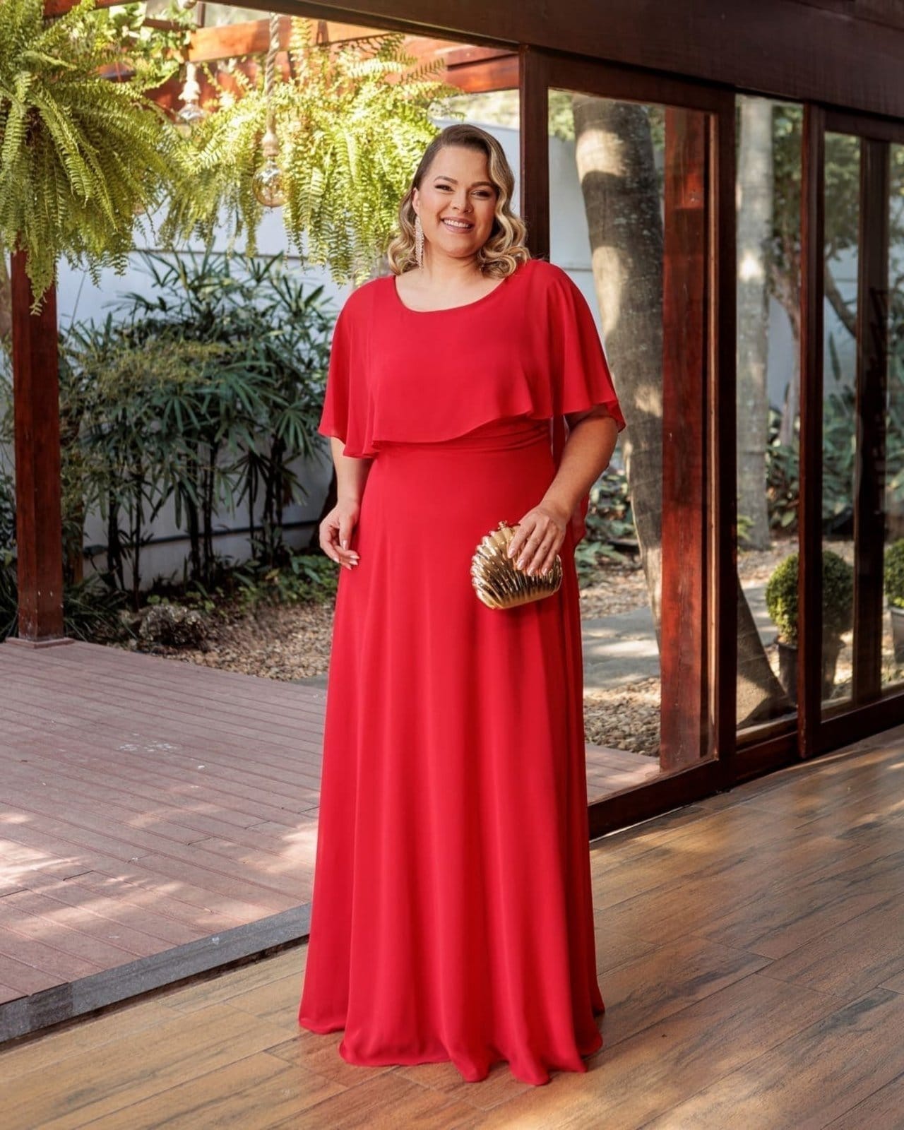 Vista 2 Vestido Longo de Festa Madrinhas Plus Size Curvy Clássico Gola Rendonda Crepe Elegante Junié Cia do Vestido vermelho