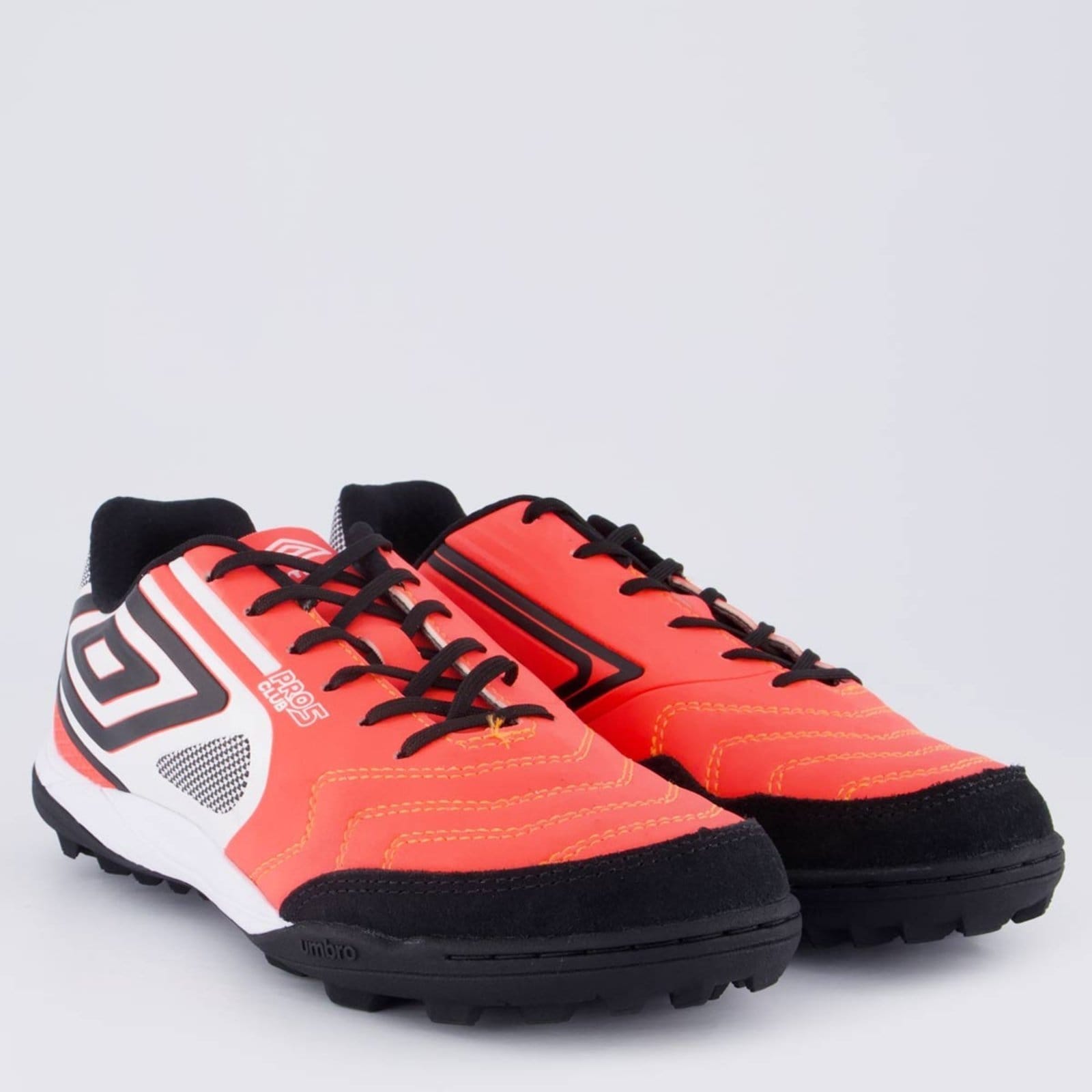 Vista 2 Chuteira Umbro Pro 5 Bump Club Society e Preta Umbro laranja