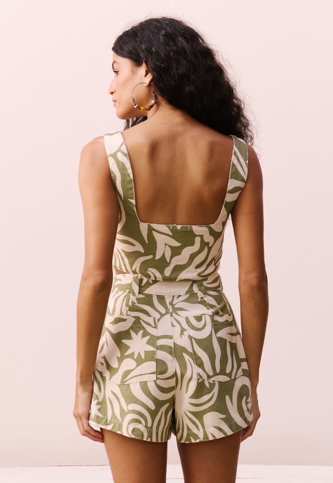 Vista 2 Short Sarja Estampado Pedra do Sol CaCay verde oliva