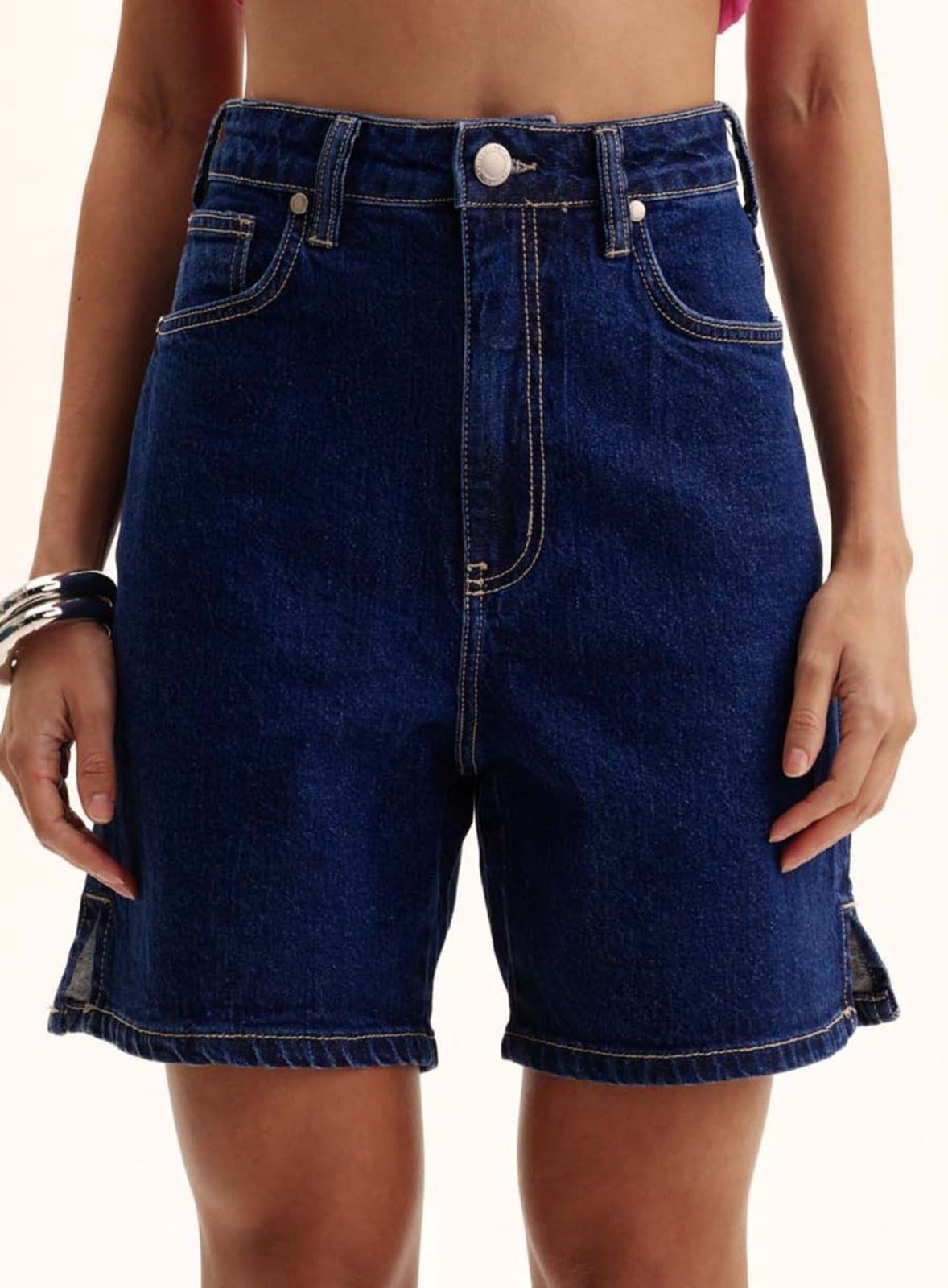 Vista principal Bermuda Jeans Feminina Recortes Laterais - Anne Triton azul