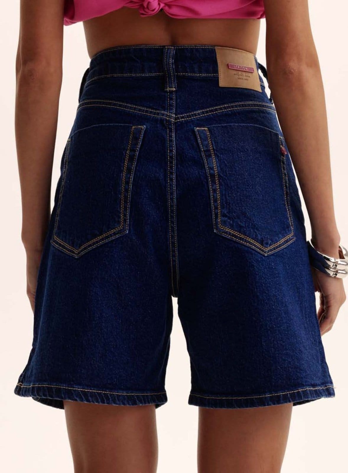 Vista 2 Bermuda Jeans Feminina Recortes Laterais - Anne Triton azul