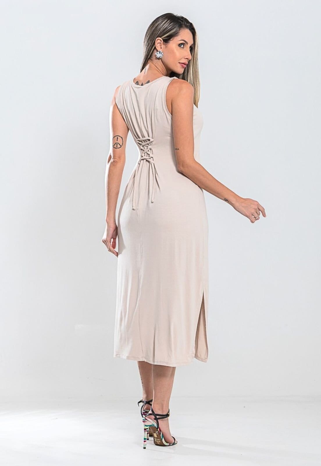 Vista 2 Vestido Regata Midi e Fenda Lateral ajustes nas Costas Tecido Comfortavel Claro Docce Mulher cinza