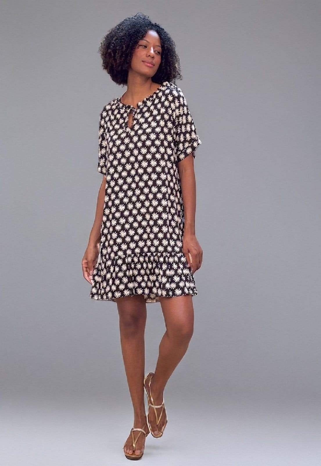 Vista 2 Vestido curto amplo gola princesa Encanto das Margaridas Amazonia Vital branco/estampado/preto