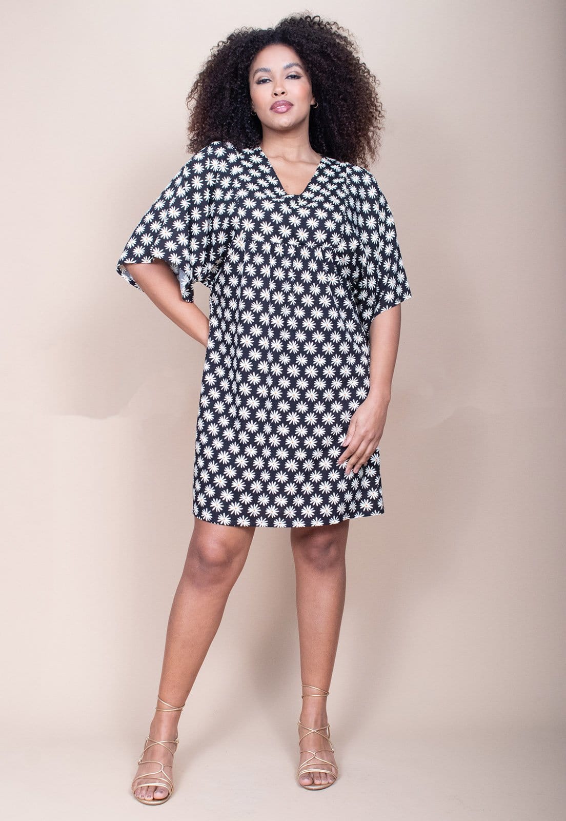 Vista principal Vestido Curto Cabana Free Pequi Encanto das Margaridas Cabanafree branco/estampado