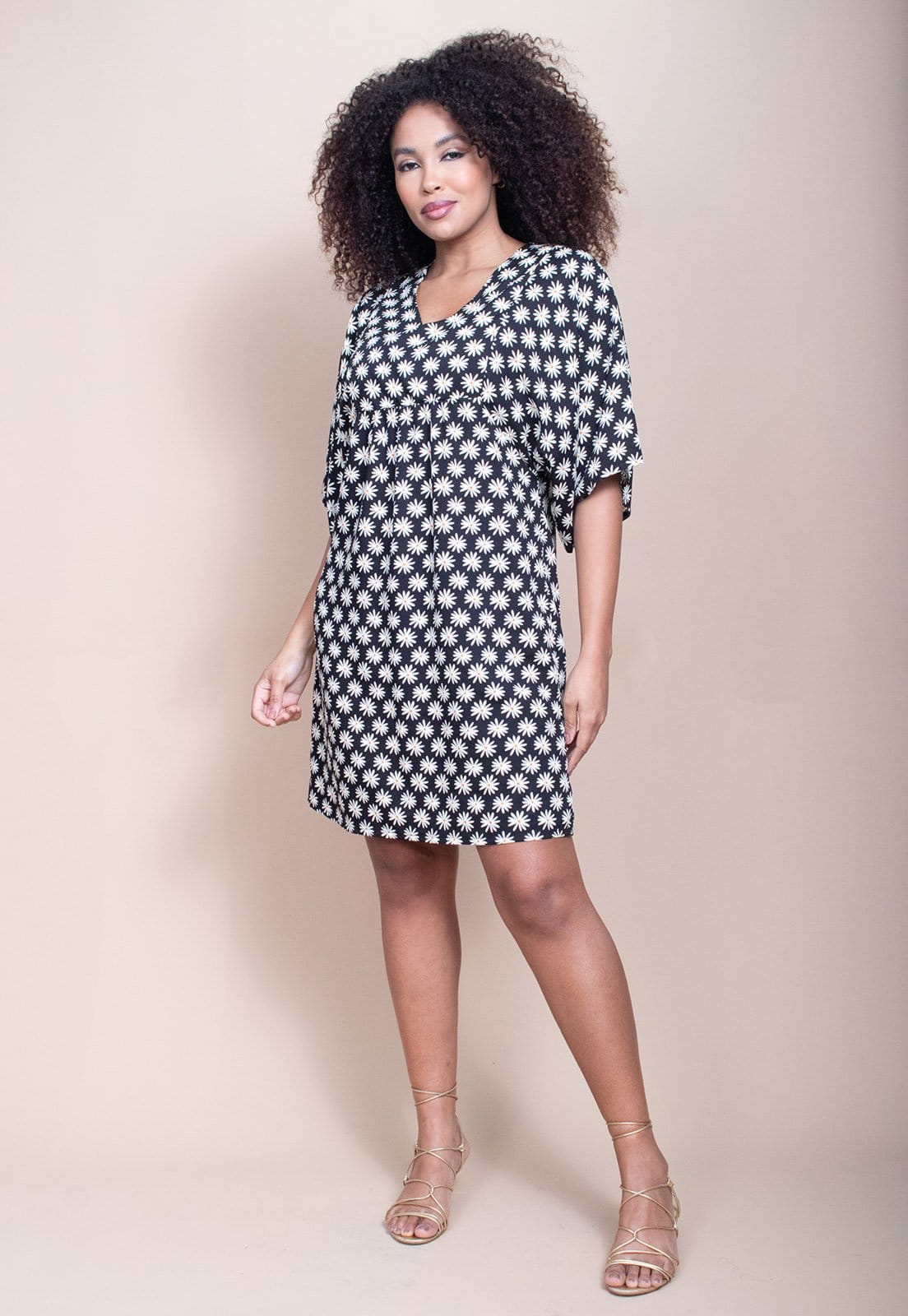 Vista 2 Vestido Curto Cabana Free Pequi Encanto das Margaridas Cabanafree branco/estampado