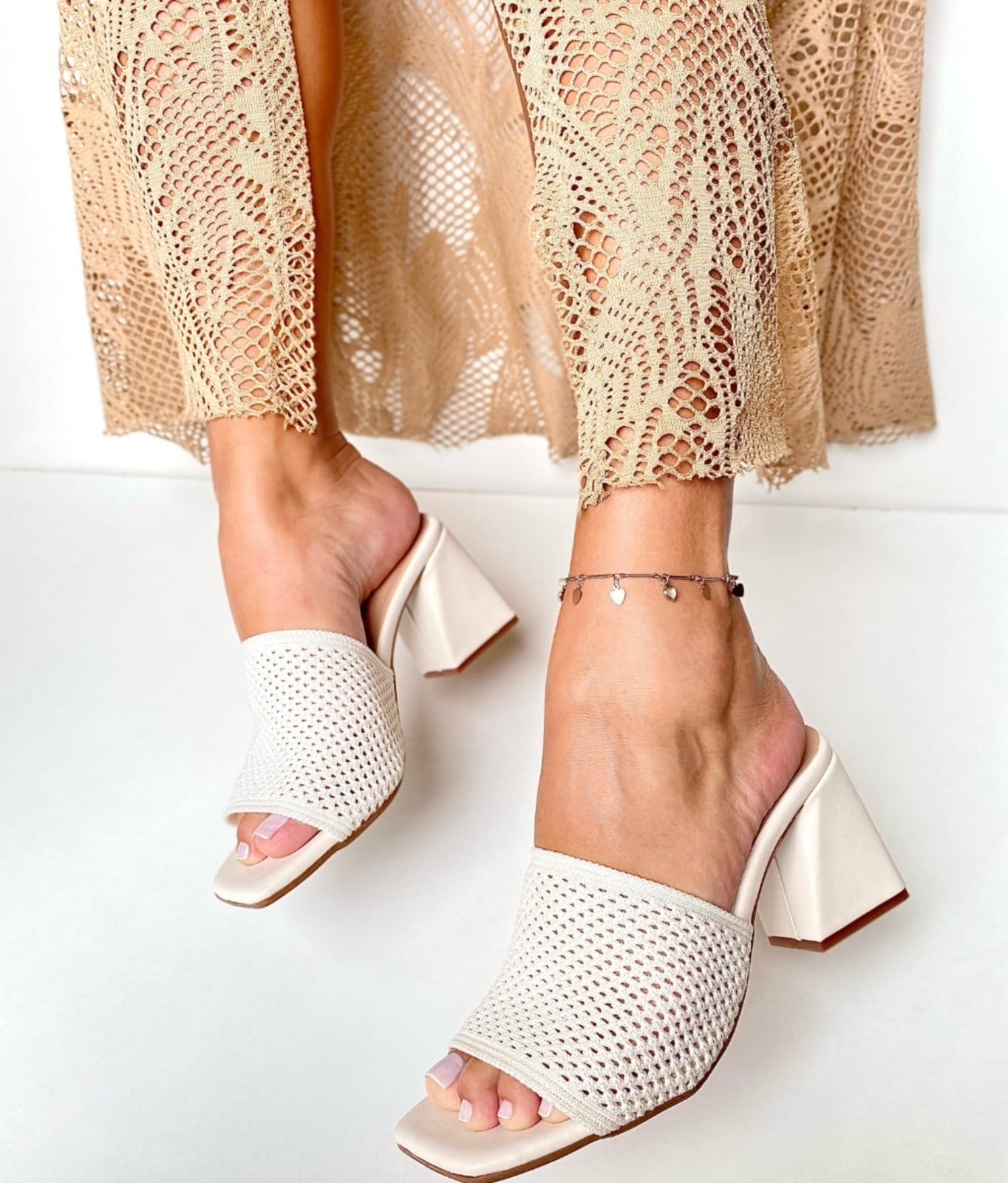 Vista 2 Tamanco Delazari Salto Bloco Off White detalhe em Trama Delazari off-white white