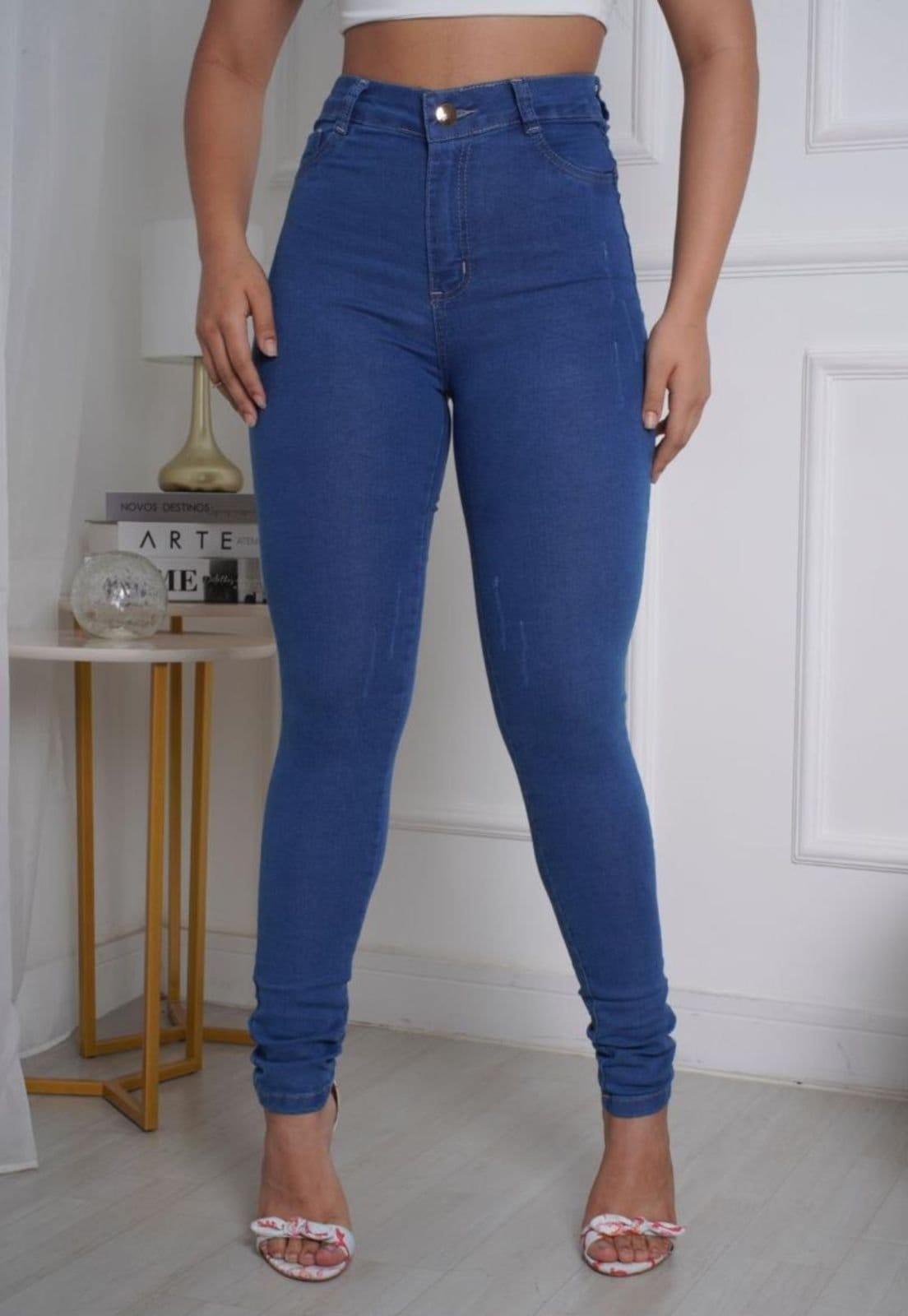 Vista principal Calça Jeans Skinny Feminina Cintura Alta com Elastano Lavagem Média com Puídos ED E A E JEANS azul