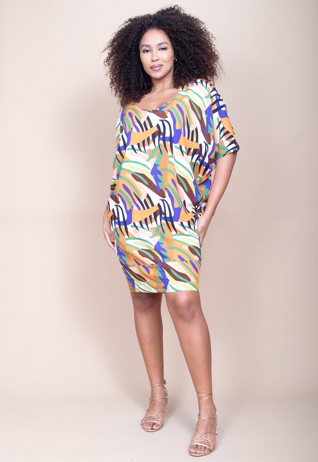 Vista principal Vestido Cabanafree Curto Morcego Estampa Cores Vibrante Cabanafree azul/estampado/laranja/preto