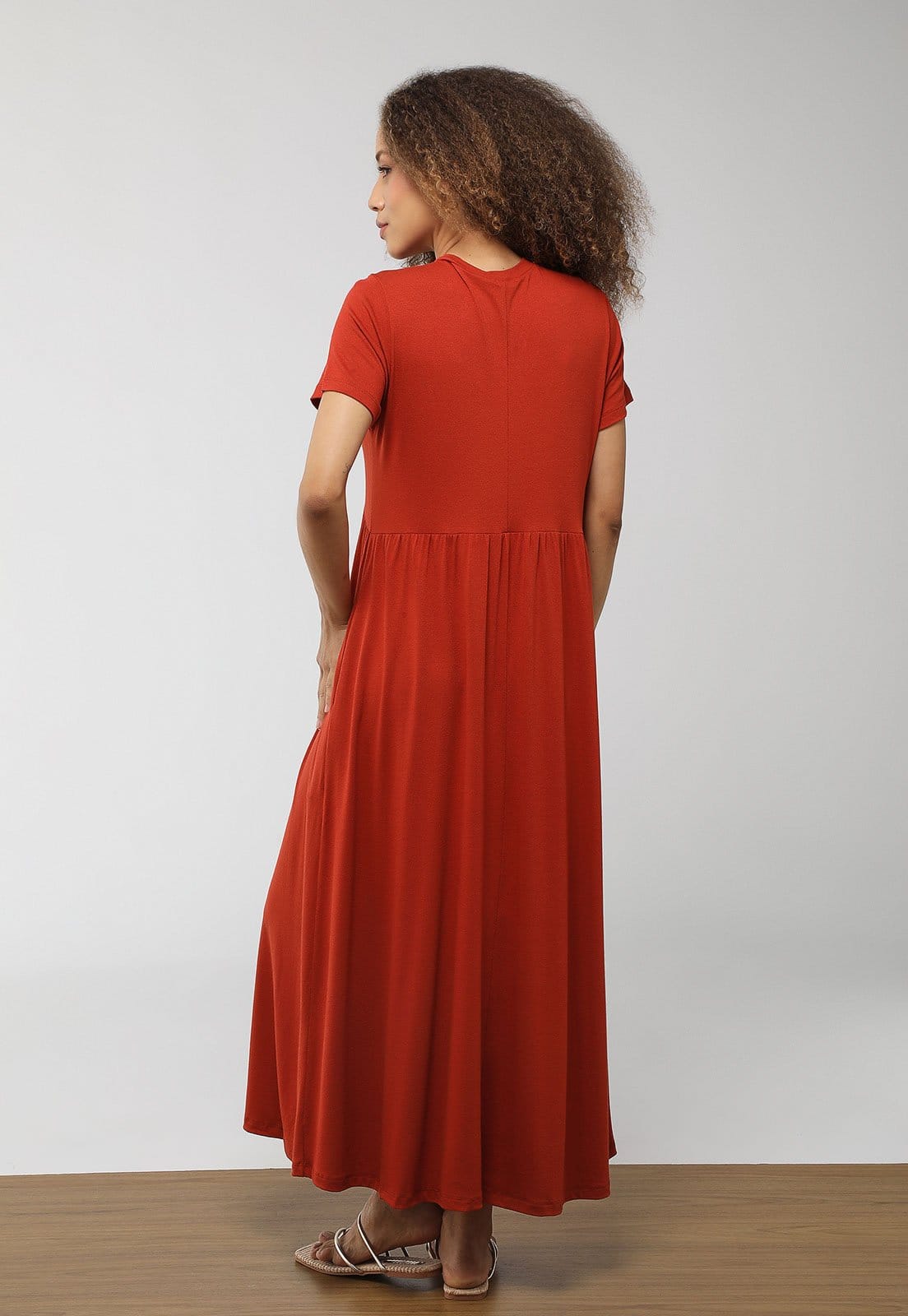 Vista 2 Vestido CaCay Midi Recortes CaCay vermelho