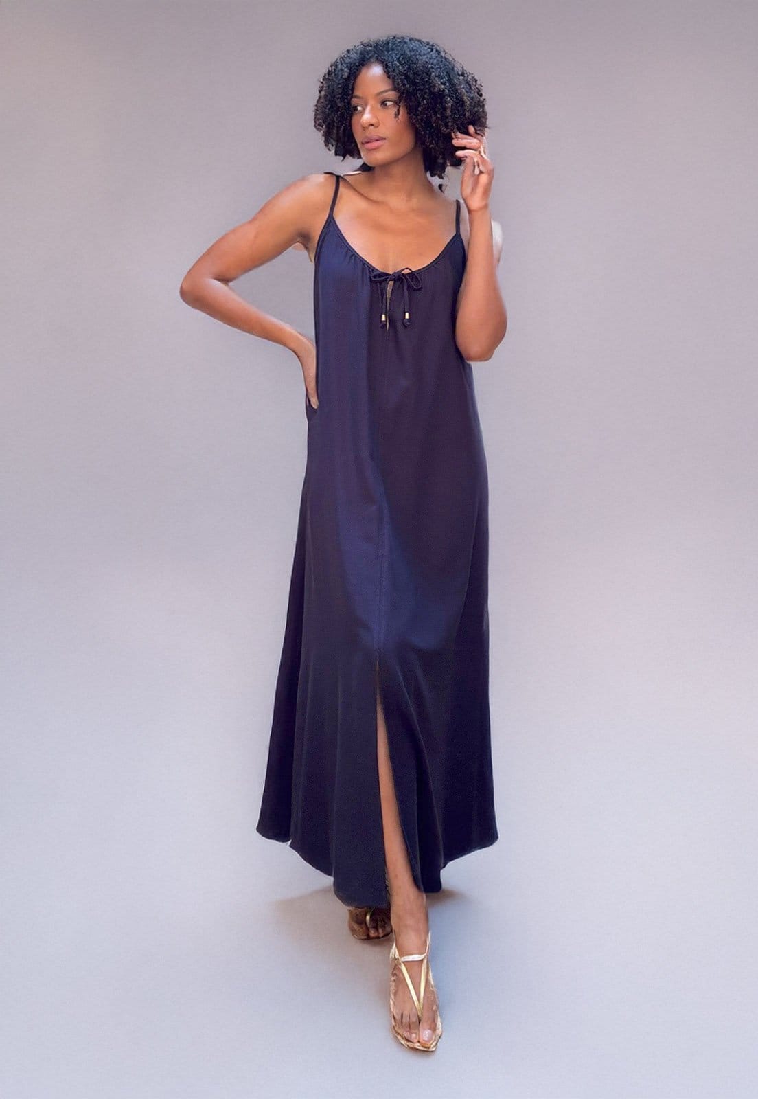 Vista 2 Vestido Longo Caçuá Viscose Alça Fina Marinho Amazonia Vital azul