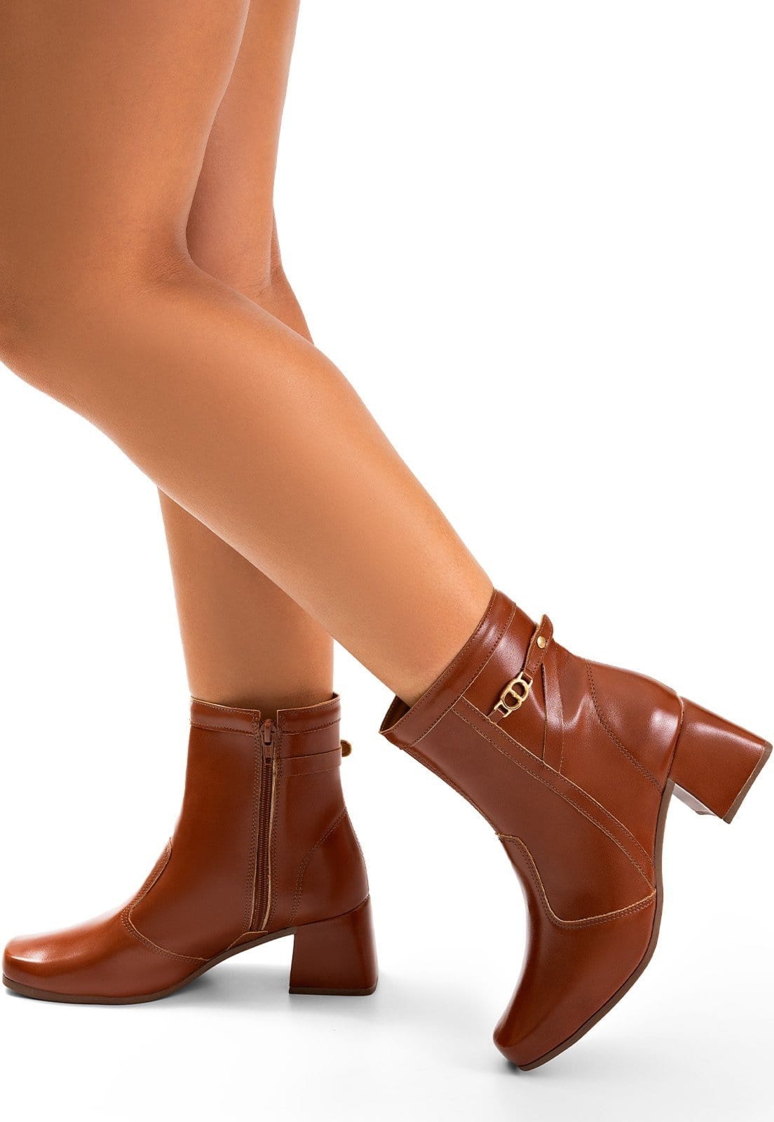 Vista 2 Bota Feminina Lumiss Salto Bloco Baixo Cano Curto Detalhe Metal LUMISS caramelo