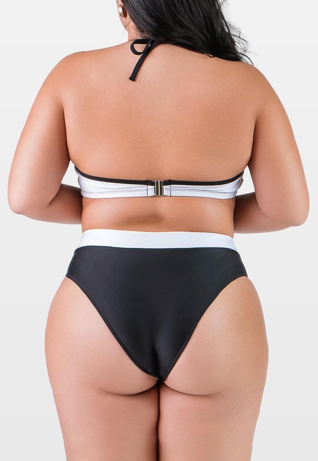 Vista 2 Biquíni Summer Soul Com Bojo e Fecho Cintura Baixa Plus Size Preto e Summer Soul branco