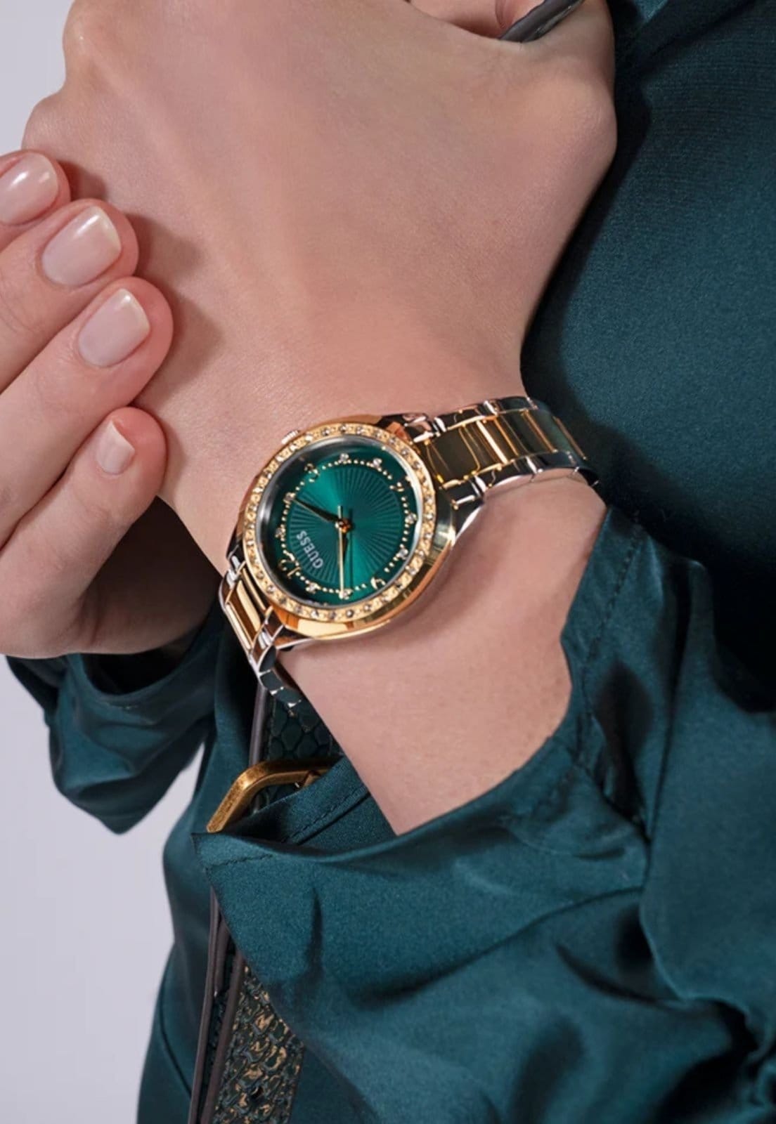 Vista 2 Relógio Guess Redondo Verde Cristais Aço Prata Dourado Guess dourado verde