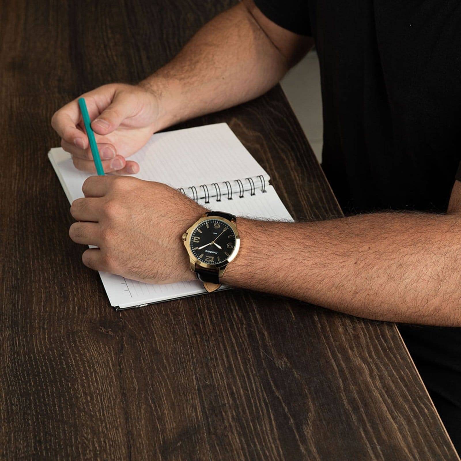 Vista 2 Relógio Masculino Casual Visor Texturizado Dourado Mondaine preto