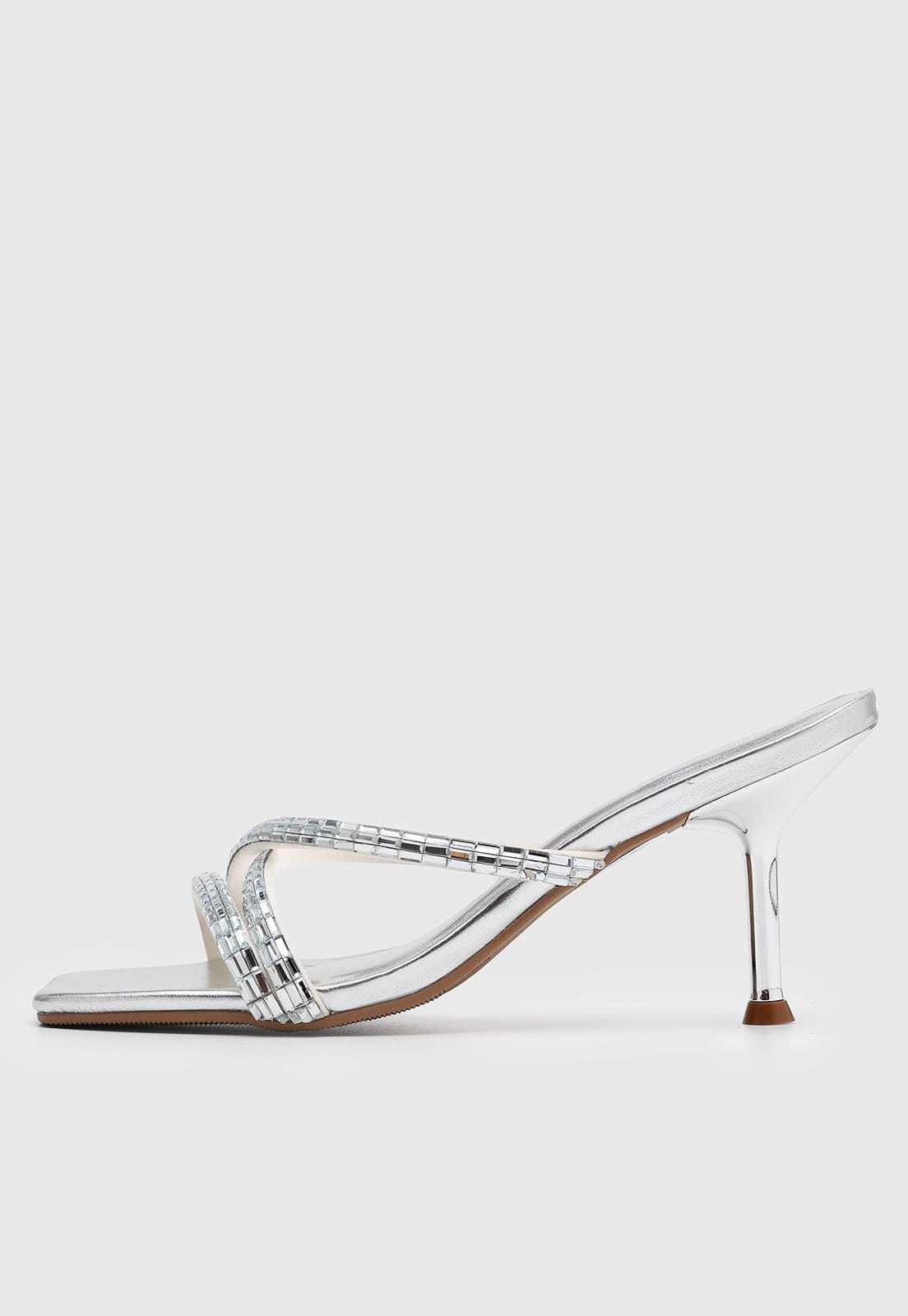 Vista principal Sandália Feminina Lança Perfume Salto Médio Fino Metalizada Lança Perfume prata