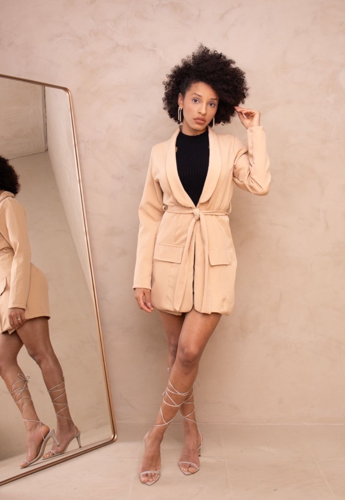 Vista principal Macaquinho Alfaiataria Manga Longa Elegante Cia do Vestido bege