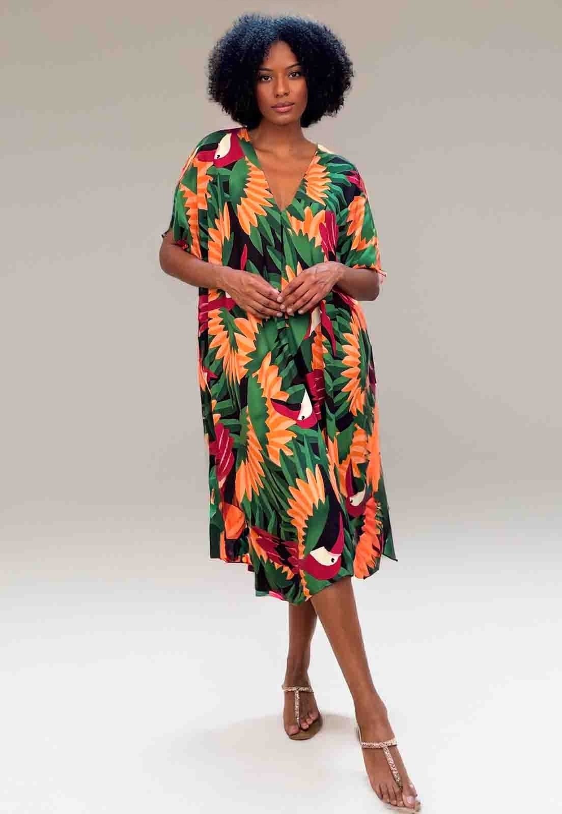 Vestido Kaftan Detalhes nas Costas Estampa Festa dos Tucanos