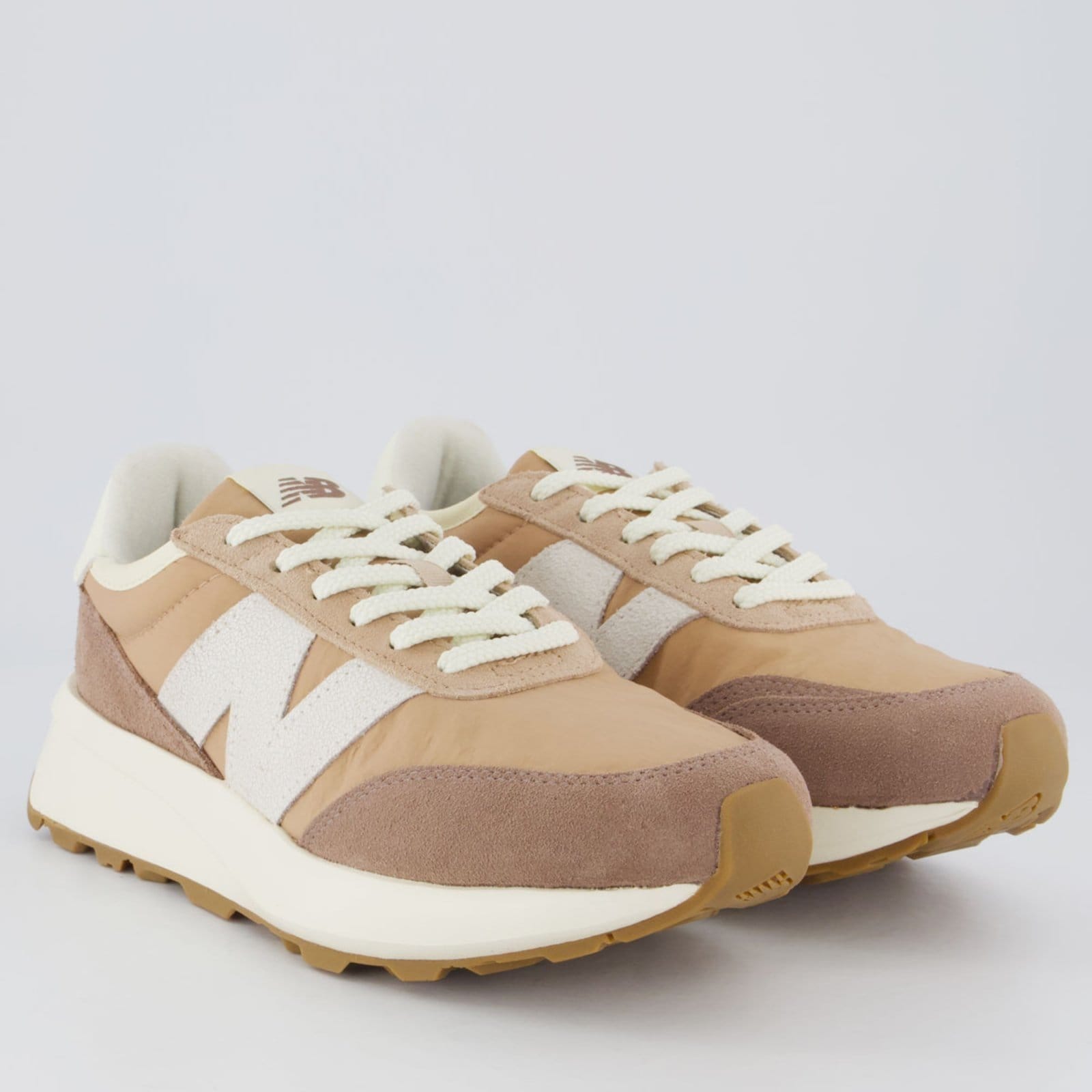 Vista 2 Tênis New Balance 370 V1 Marrom e Off-White New Balance marrom white