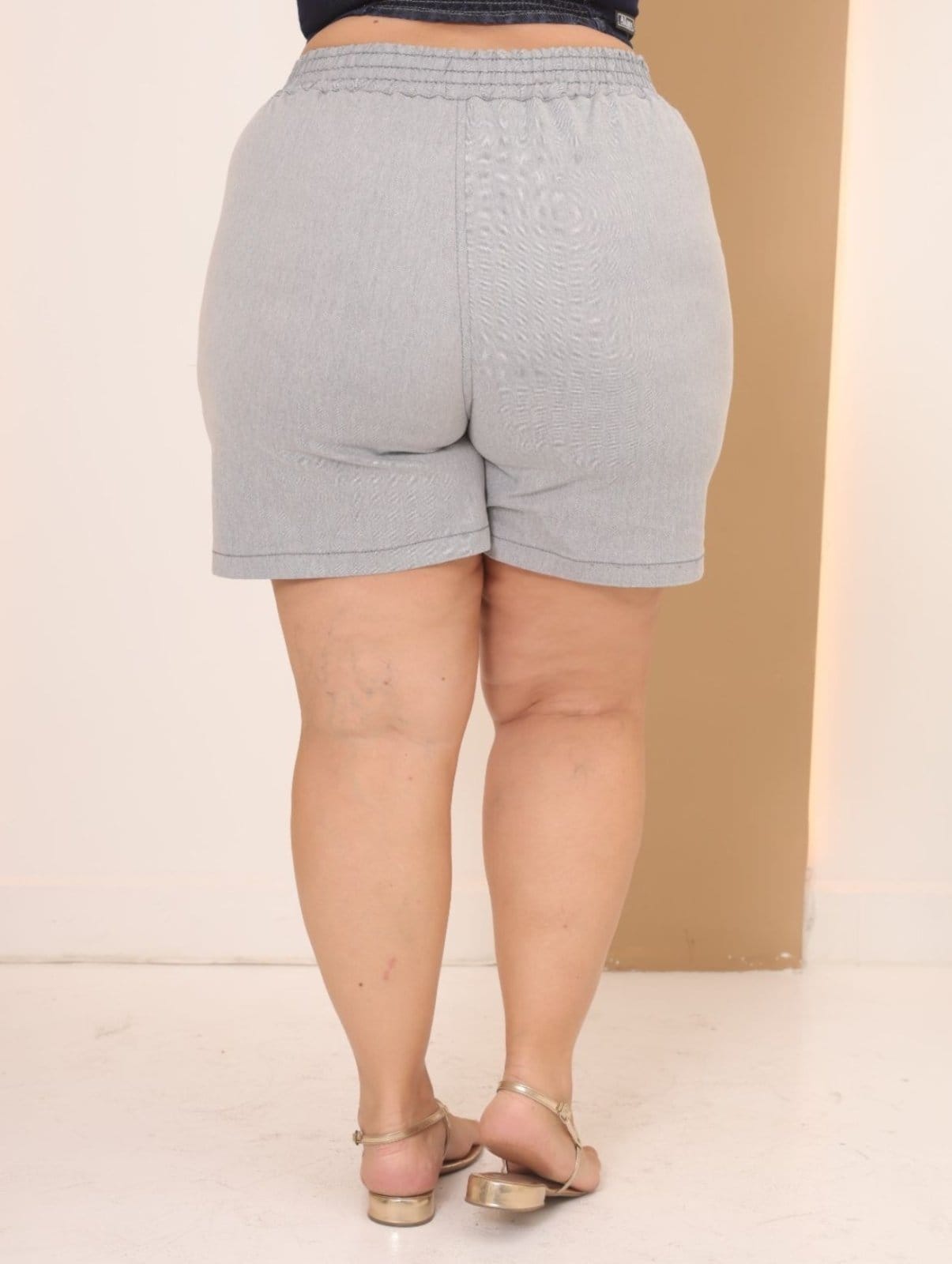 Vista 2 Shorts Feminino Com Elastico na Cintura Alleppo Jeans Austin Plus Size Alleppo Jeans cinza