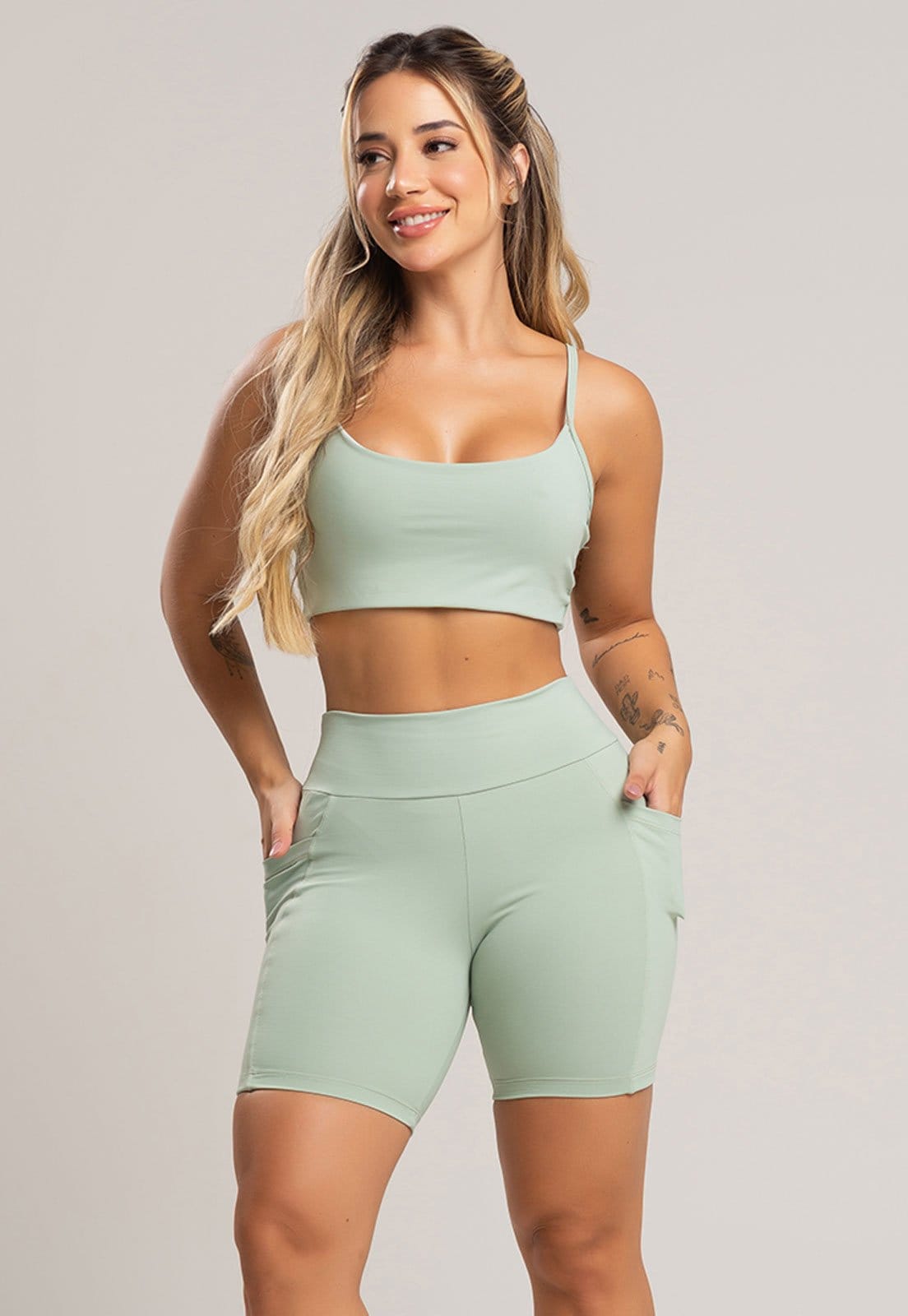 Vista 2 Short Fitness com Bolsos MVB Modas Cintura Alta Feminina Poliamida Academia Pistache Mvb Modas verde/verde oliva