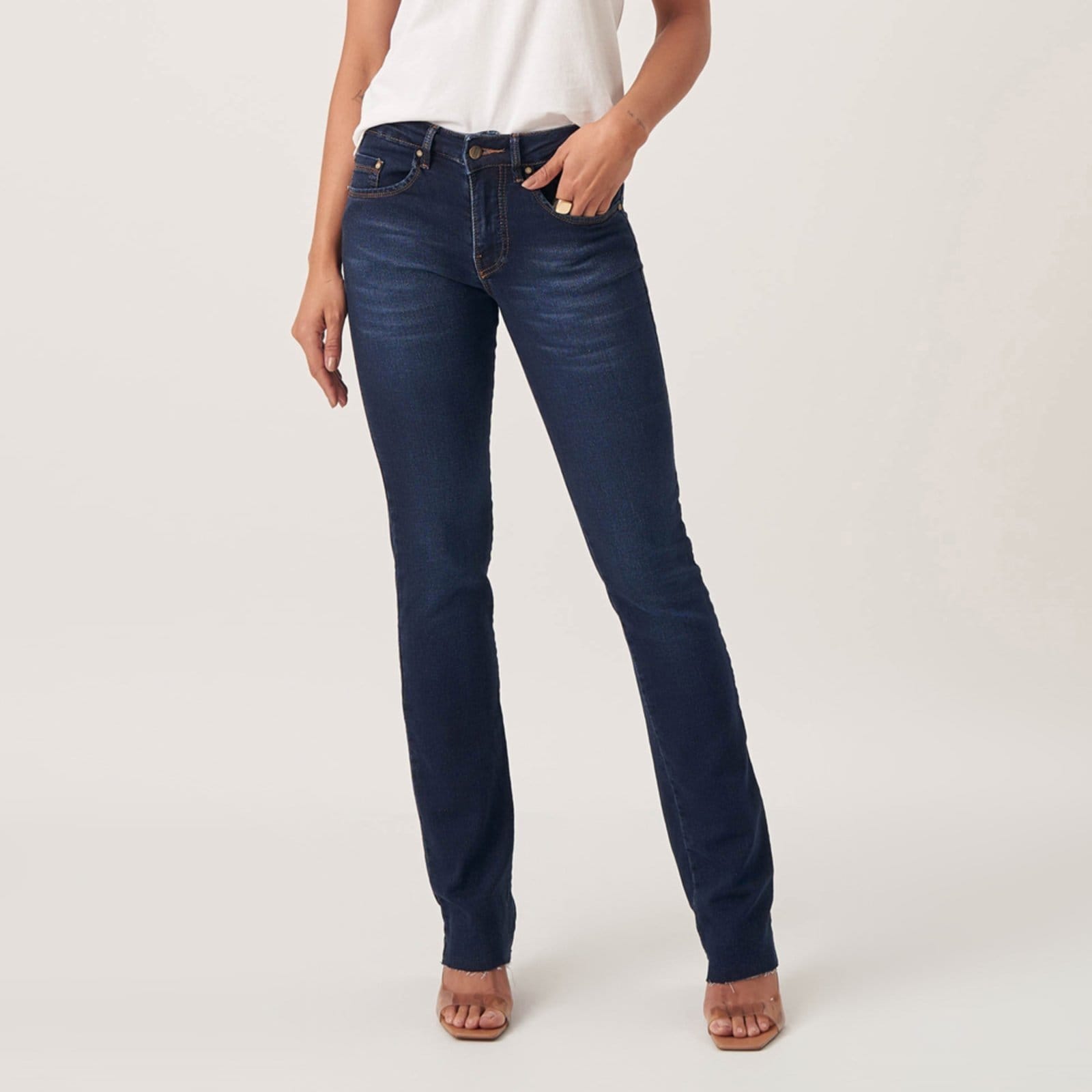 Vista principal Calça Jeans Reta Judy Barra a Fio Azul Escuro Bloom azul marinho