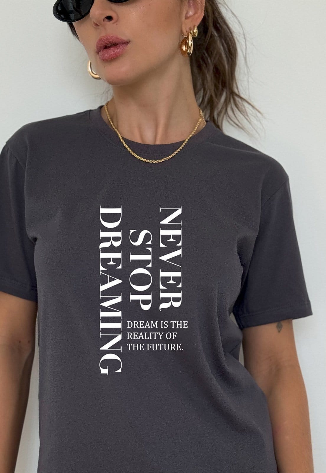 Vista 2 Camiseta Cianitas Chumbo Estampa Never Stop Cianitas cinza