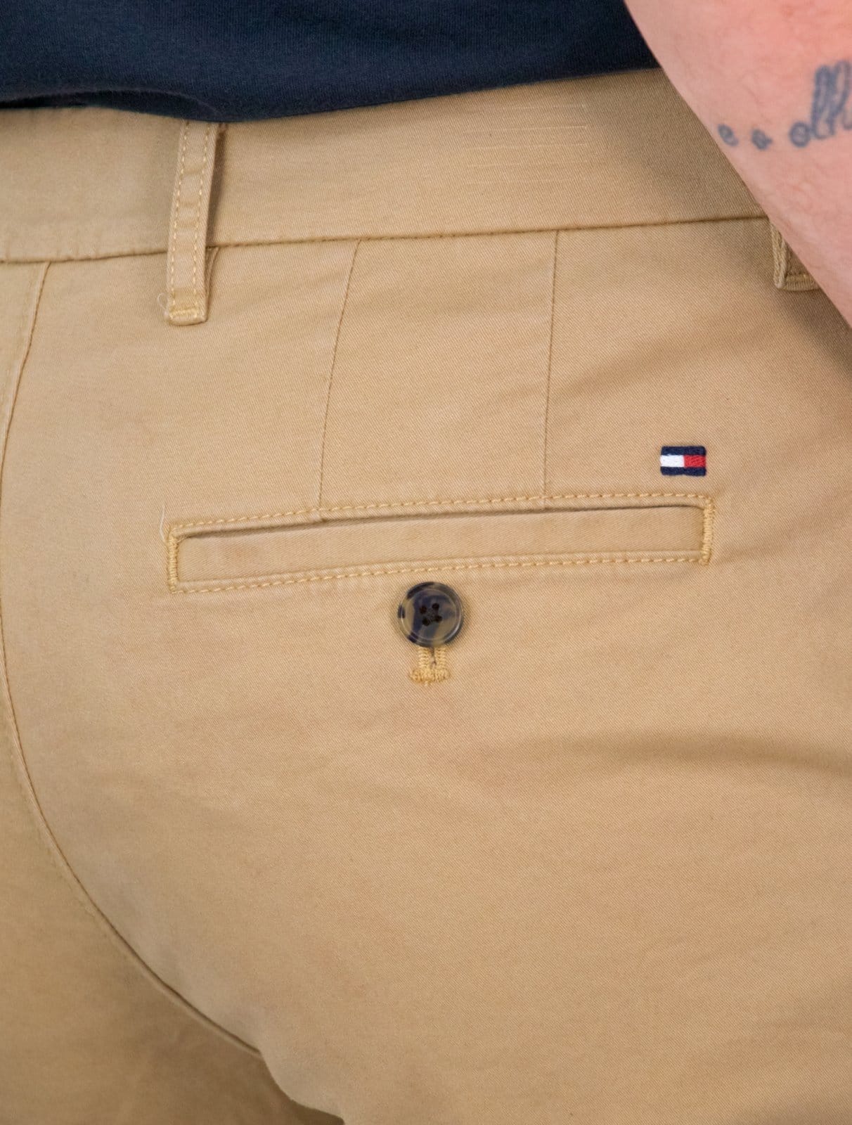 Vista 2 Bermuda Tommy Hilfiger Masculina Sarja Brooklyn 9in Tommy Hilfiger cáqui