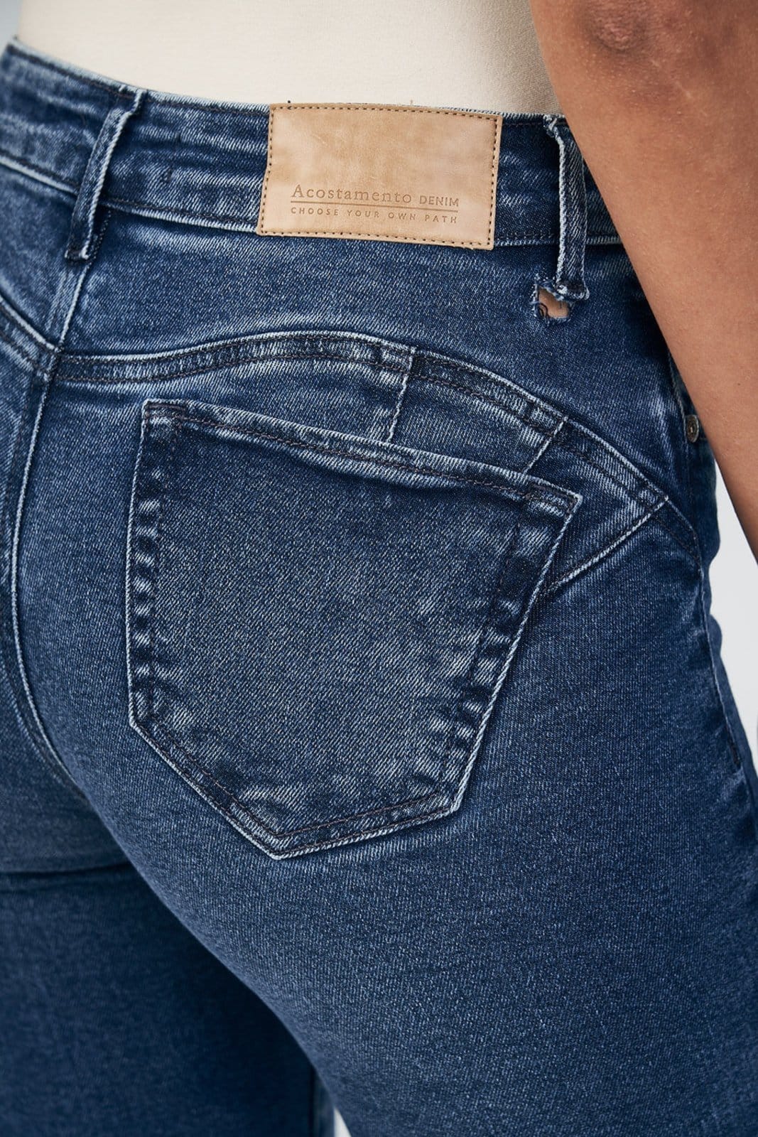 Vista 2 Calça Sculpted Dark Feminina Acostamento ACT FEMININO jeans