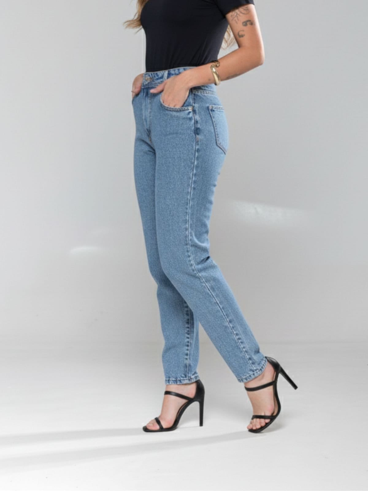 Vista 2 Calça Jeans Feminina Mom Alpha Street Wear Cintura Alta Clara Alpha Street Wear azul