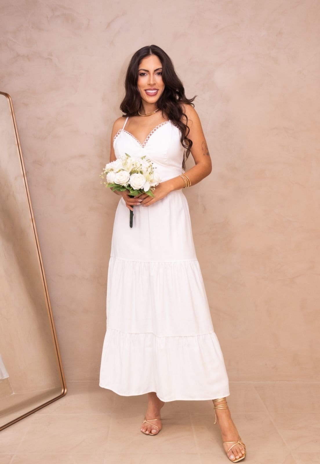 Vista 2 Vestido Midi Longuete Viscose Alcinha Frente Única Noivas Casamento Civil Elegante Darciê Cia do Vestido branco