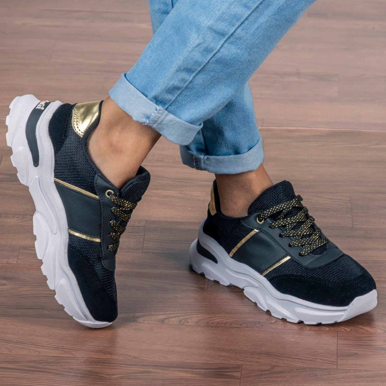 Tênis Feminino De Caminhada GuGi Sneaker Casual Fiorella Sola Micro Expandida Macia Preto e Dourado