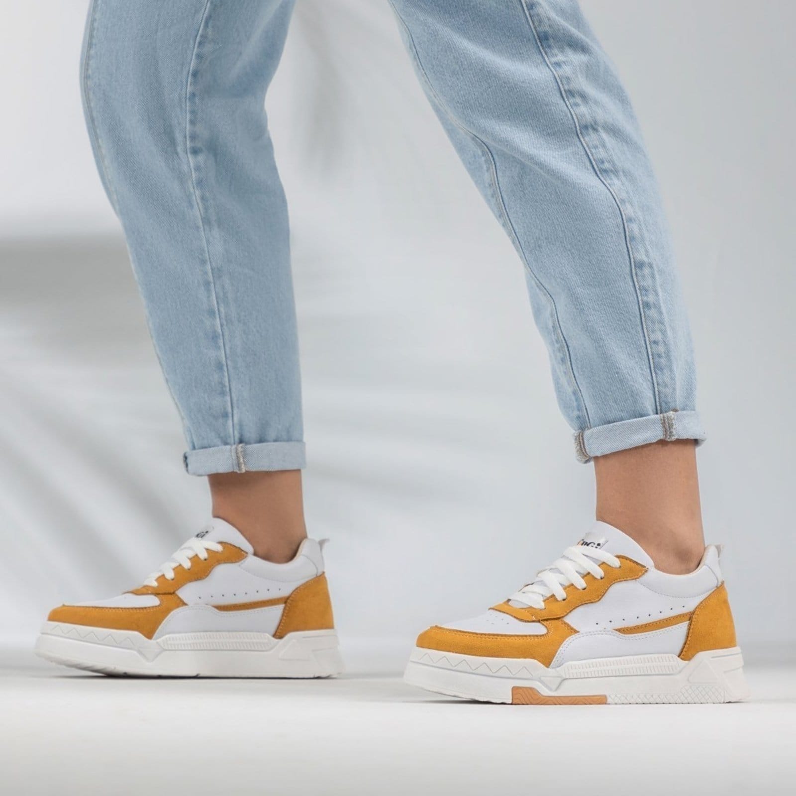 Vista 2 Tênis Sneaker Jade Casual GuGi Com Detalhes Em Camurça 623-GG Mostarda Gugi amarelo