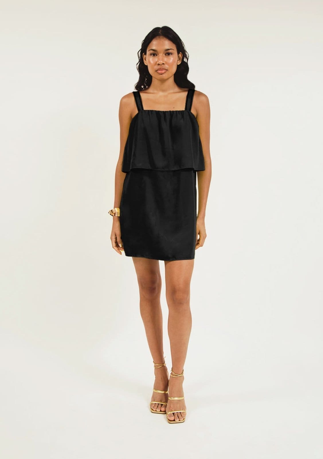 Vista 2 Vestido Zinco Curto Decote Reto Detalhe Alça Zinco preto