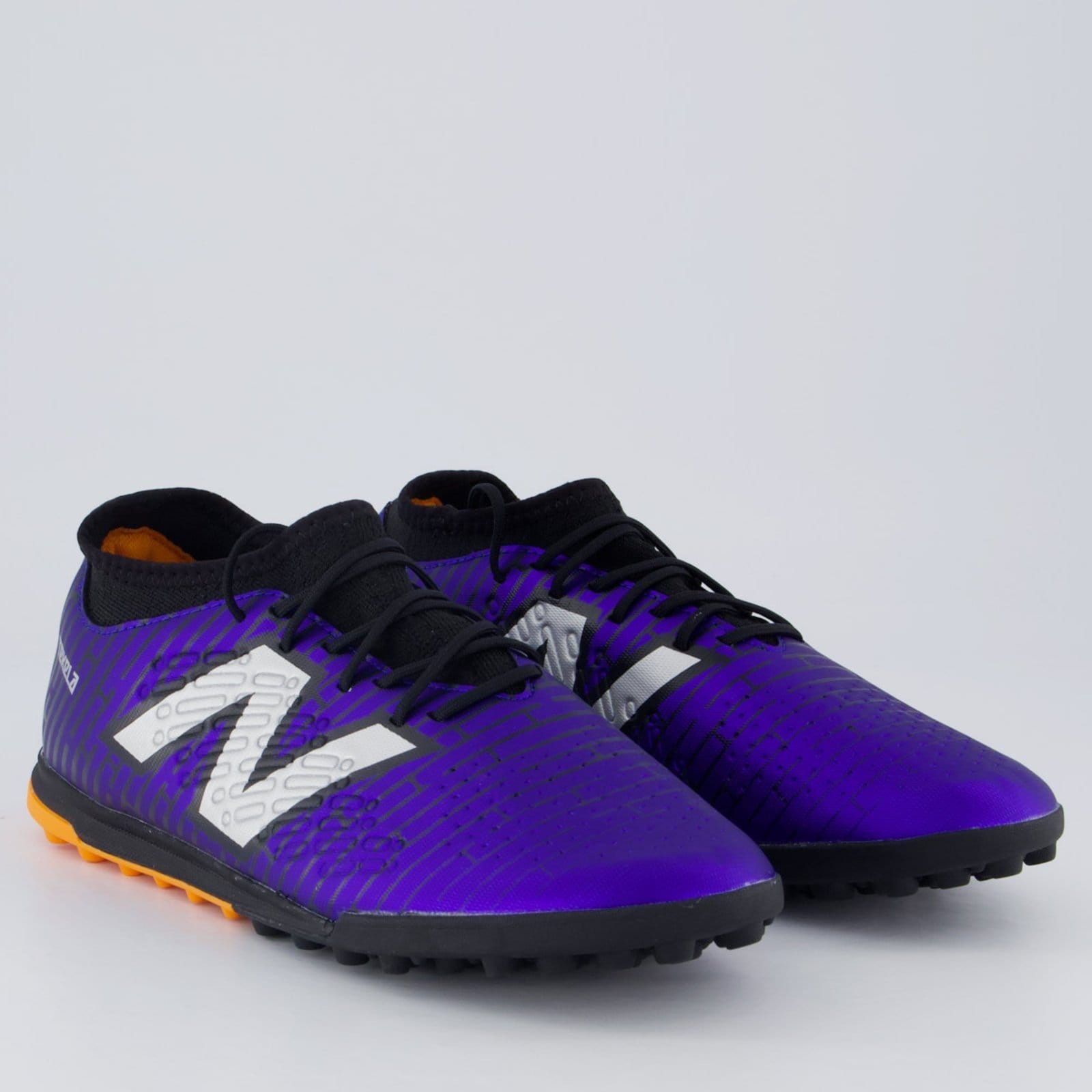Vista 2 Chuteira New Balance Tekela Magique Society Roxa e Laranja New Balance roxo
