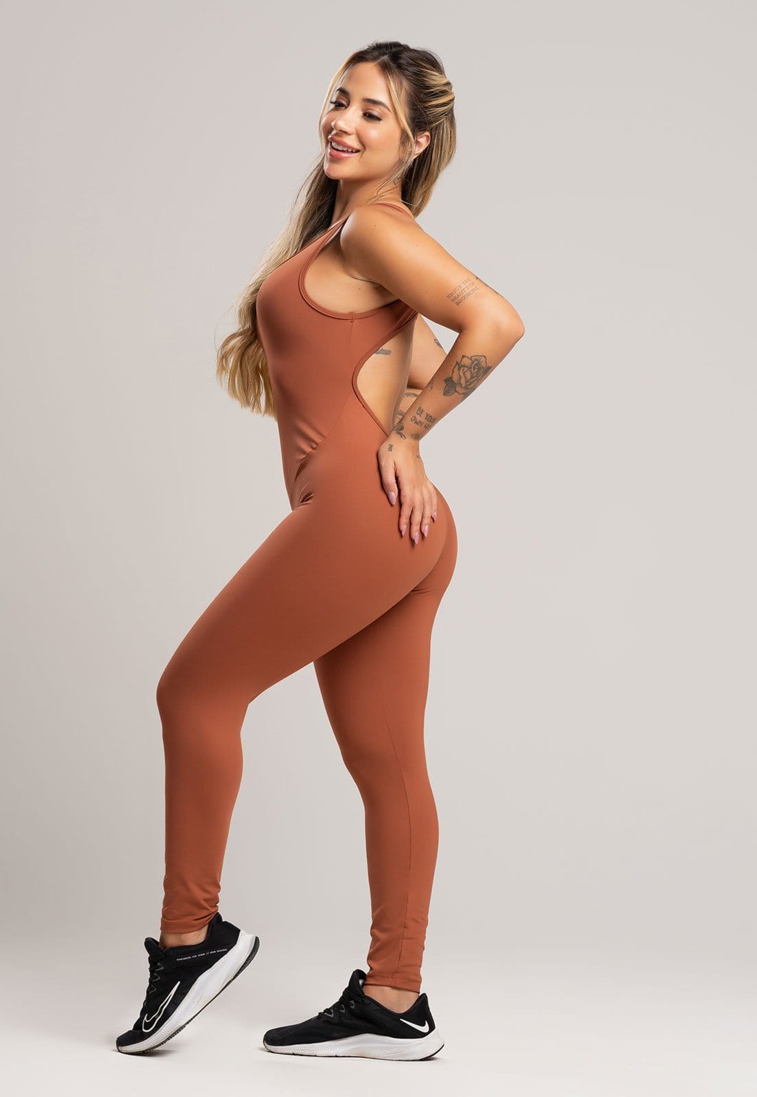 Vista 2 Macacão Fitness MVB Modas Longo Feminino Suplex Academia Poliamida Mousse Mvb Modas marrom