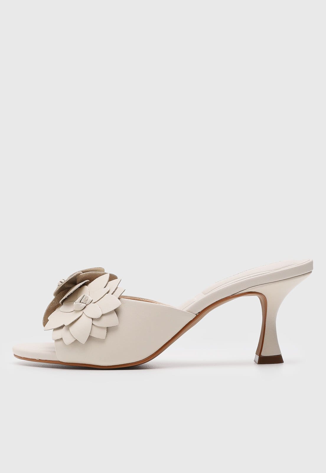 Sandália Feminina Loucos e Santos Salto Bloco Aplicação Floral Off-White