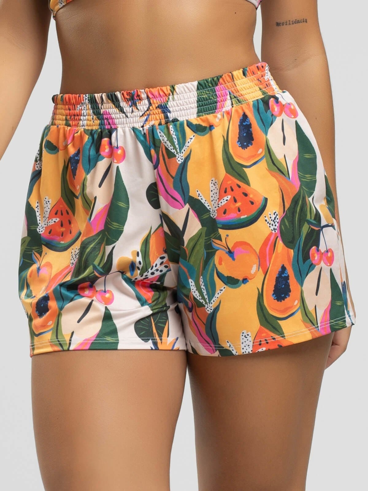 Vista 2 Short Curto Feminino Proteção Uv 50+ Moda Saída de Praia Vicbela Mamão Vicbela estampado/laranja/multicolorido