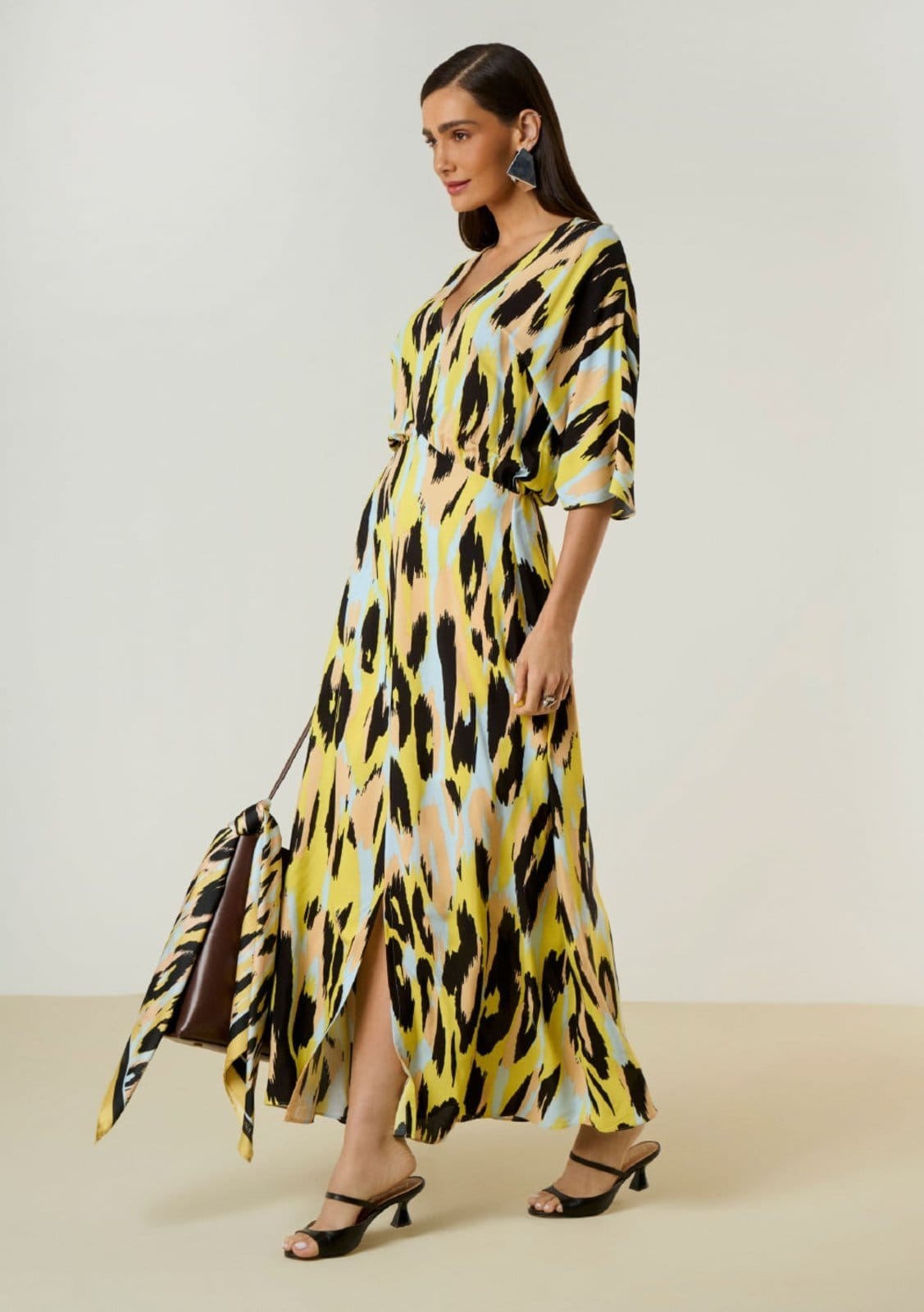 Vista principal Vestido Maria Valentina Solto Decote V Manga Curta Midi Maria Valentina preto