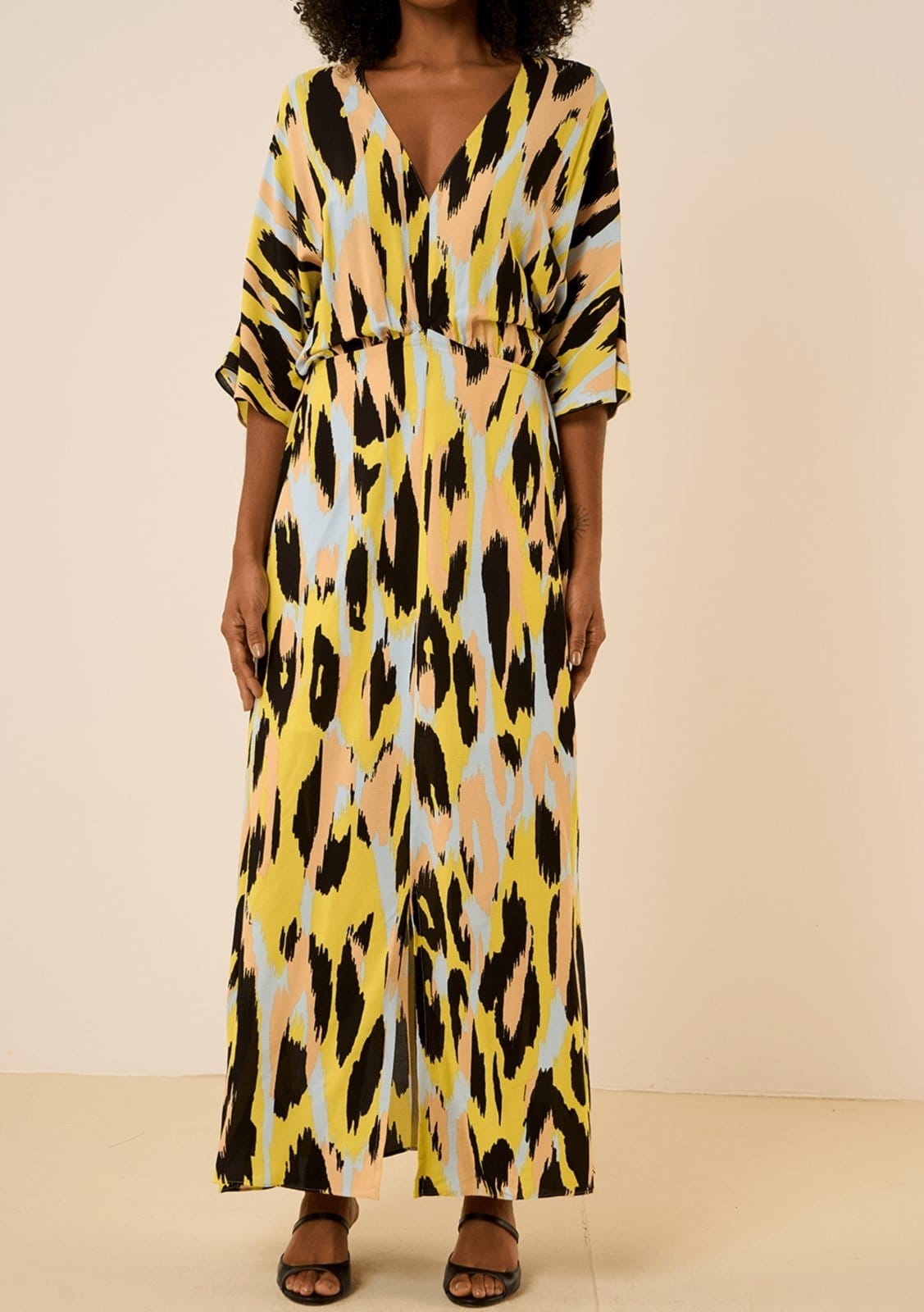 Vista 2 Vestido Maria Valentina Solto Decote V Manga Curta Midi Maria Valentina preto