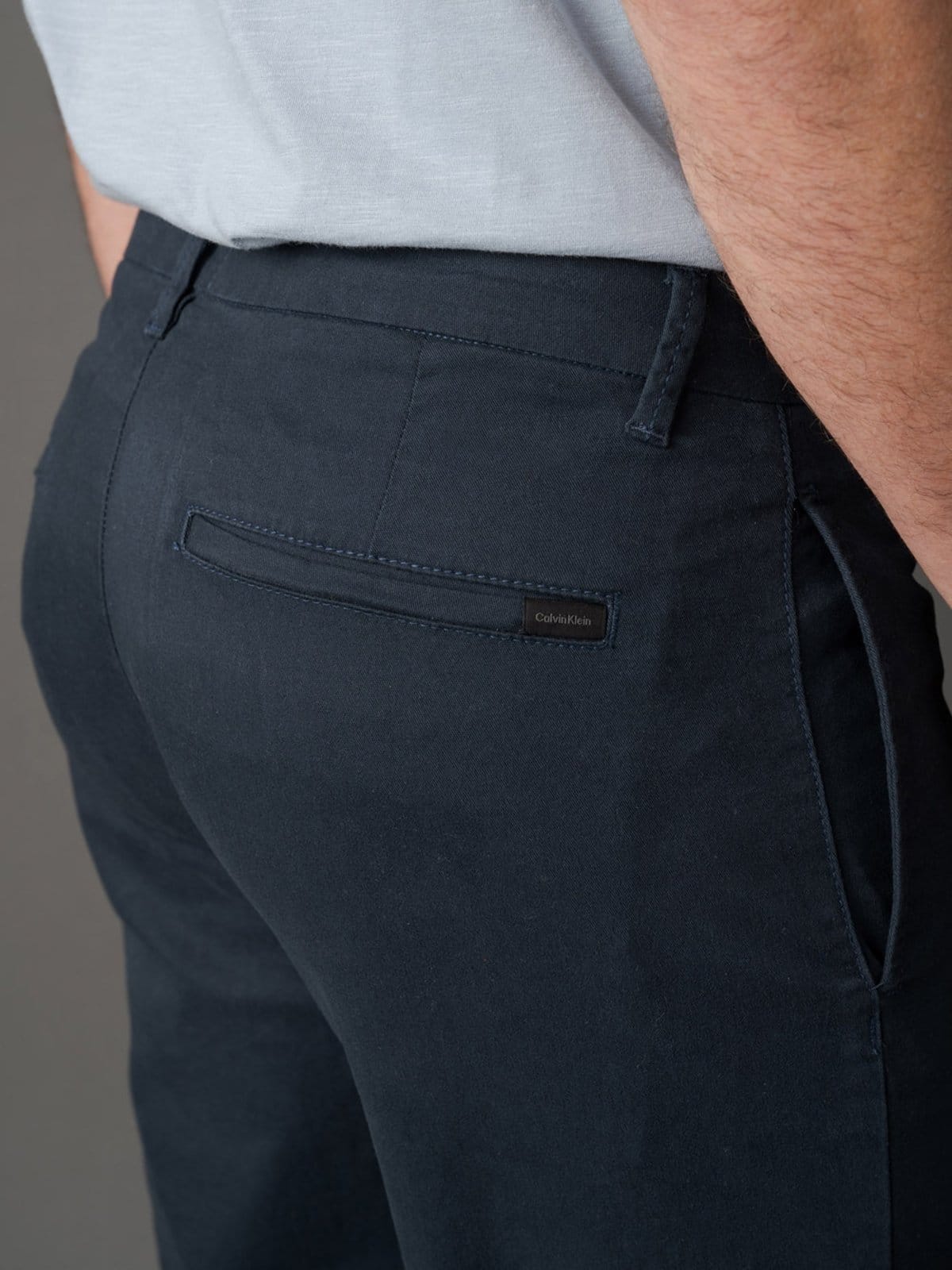 Vista 2 Calça Chino Slim - Marinho Calvin Klein Jeans azul marinho