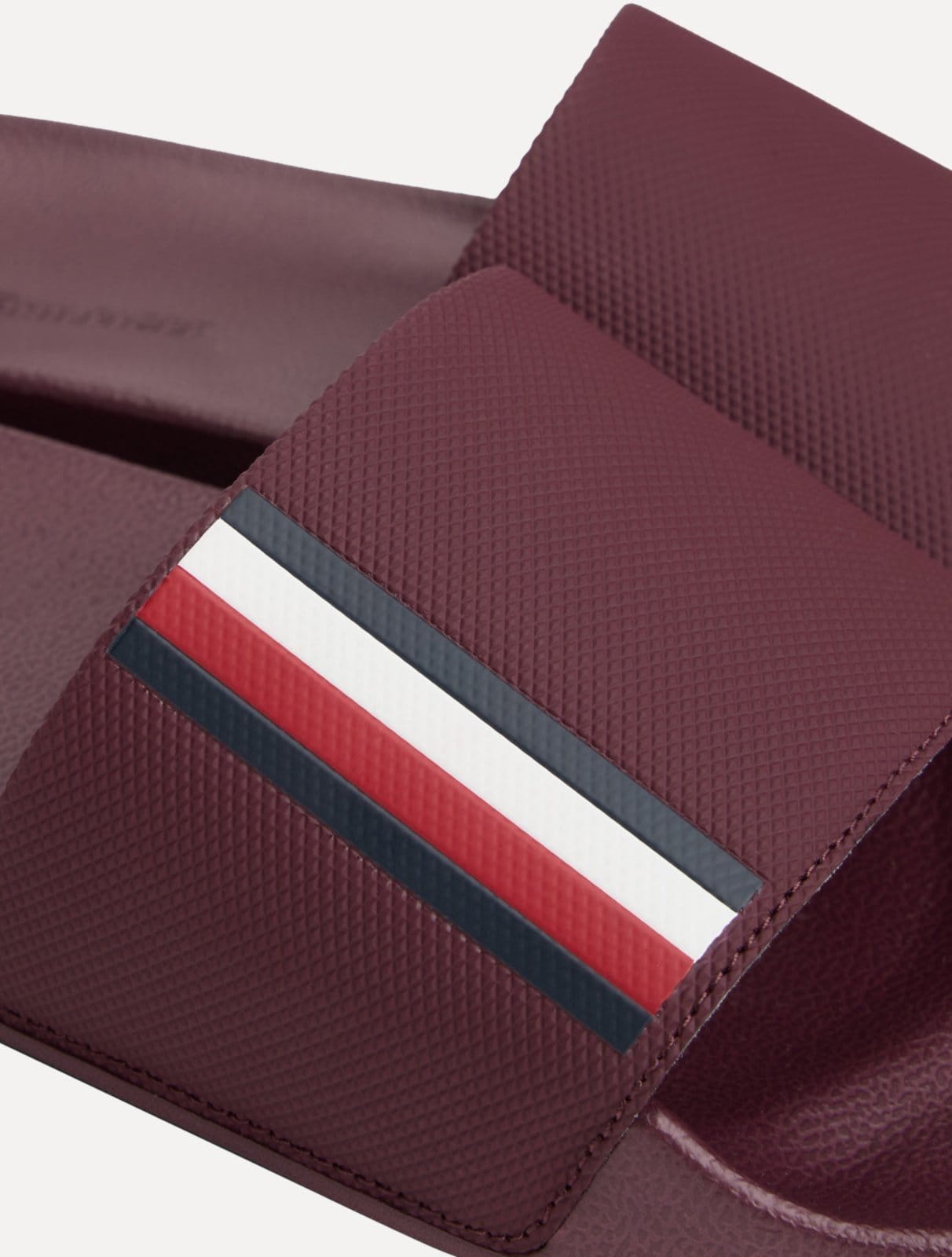 Vista 2 Chinelo Tommy Hilfiger Corp. Textured Pool Slide Escuro Tommy Hilfiger vinho