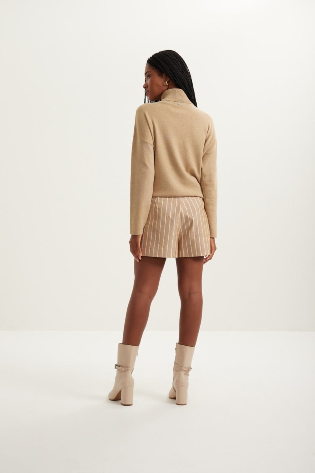 Vista 2 Short Lez a Lez Curto De Cintura Alta Em Alfaiataria Risca De Giz Lez a Lez poás