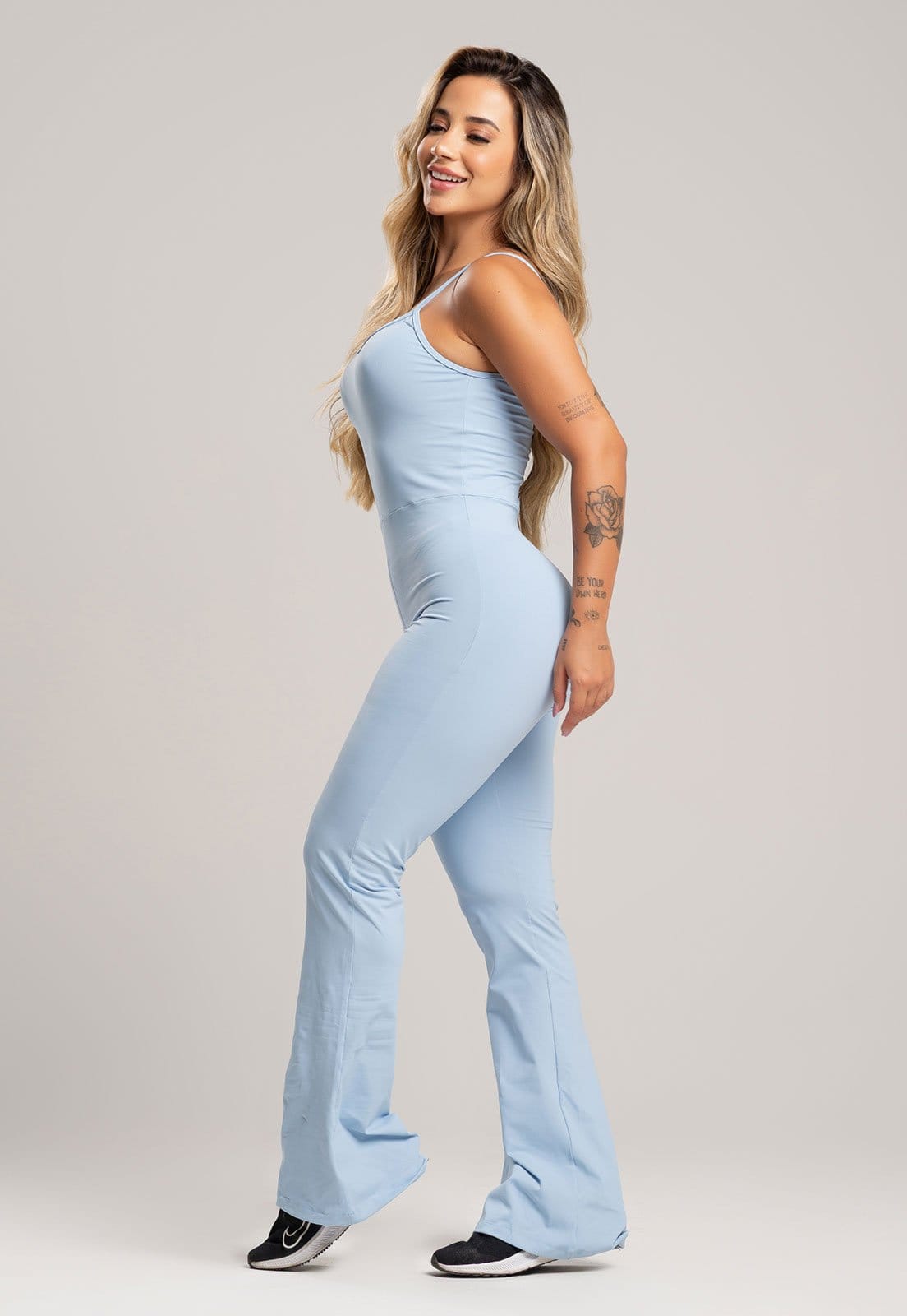 Vista 2 Macacão Fitness MVB Modas Flare Alcinha de Regulagem Poliamida Céu Mvb Modas azul