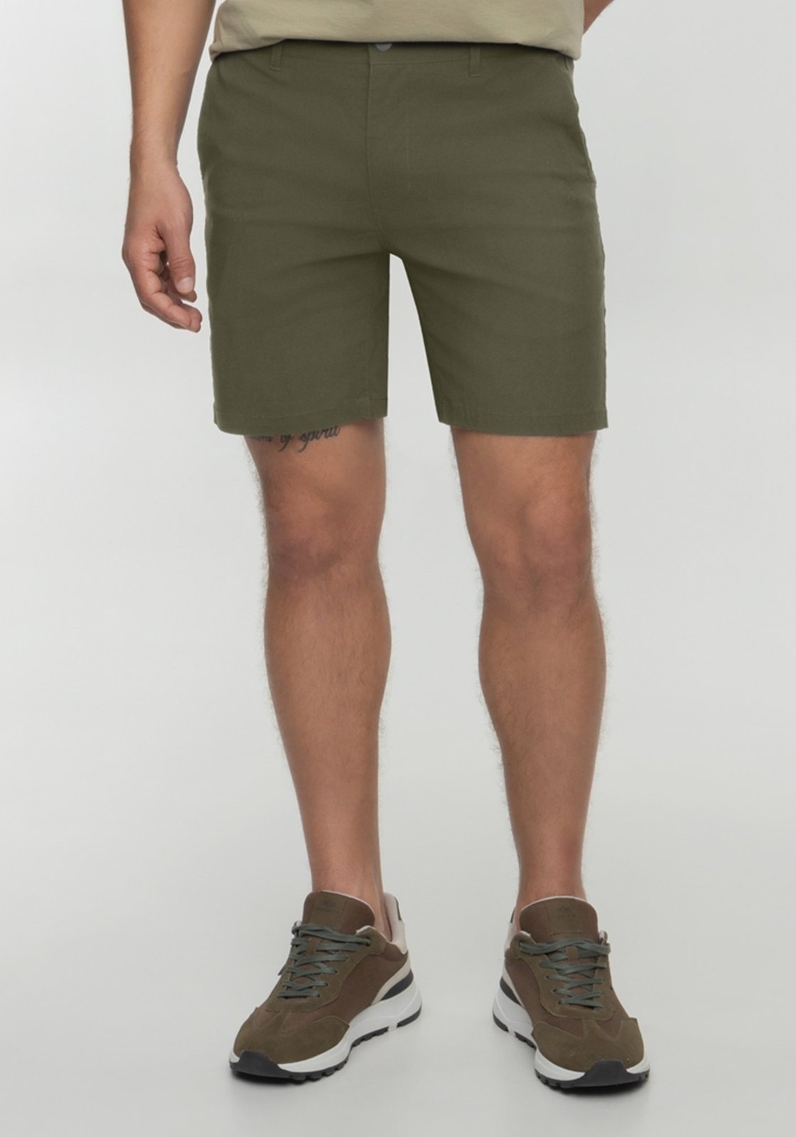 Imagem principal Shorts Masculino Com Bolsos Em Tecido Plano Com Elastano Hangar 33 verde