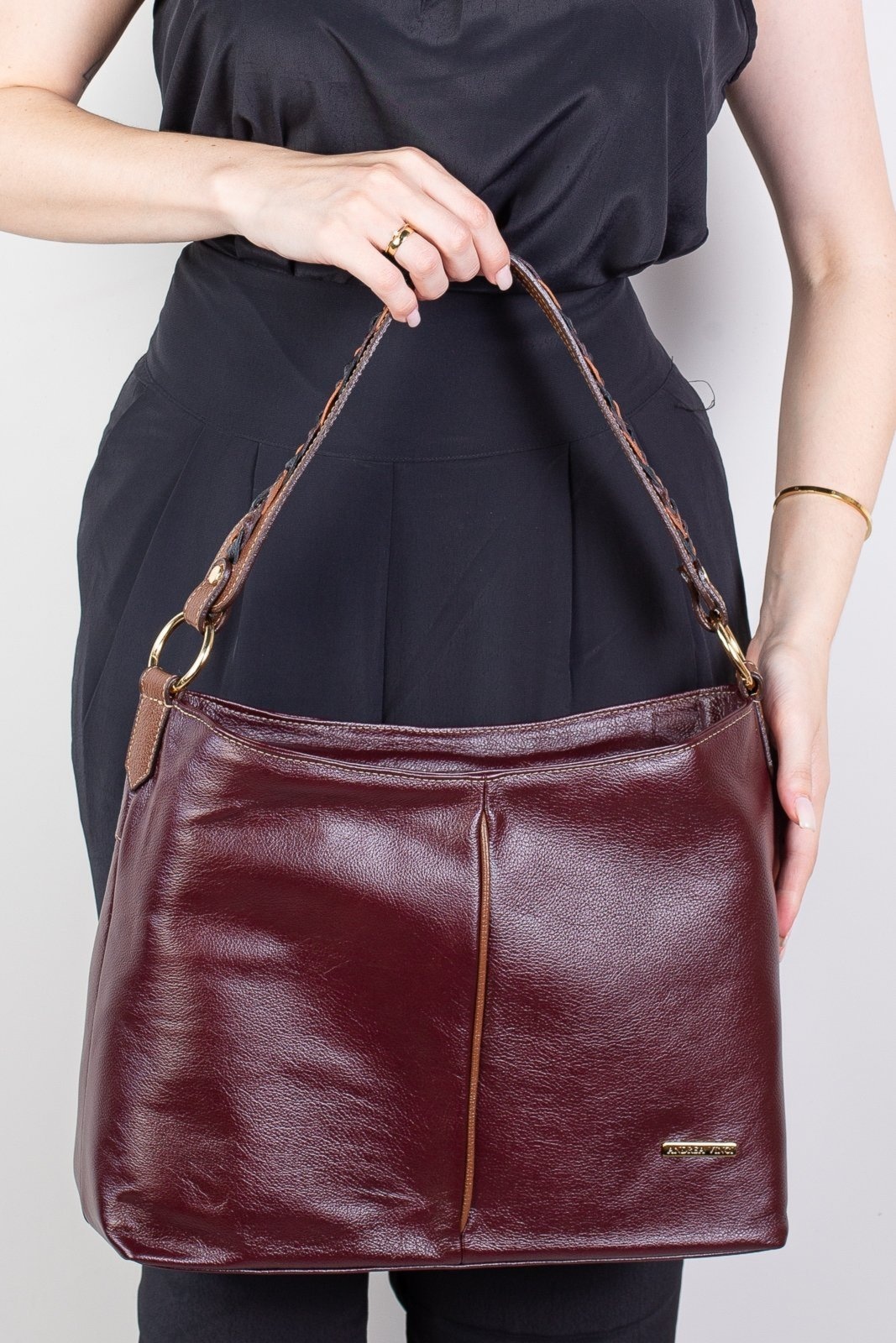 Imagem principal Bolsa de ombro em couro liso Flávia - Marsala/Whisky Andrea Vinci vinho