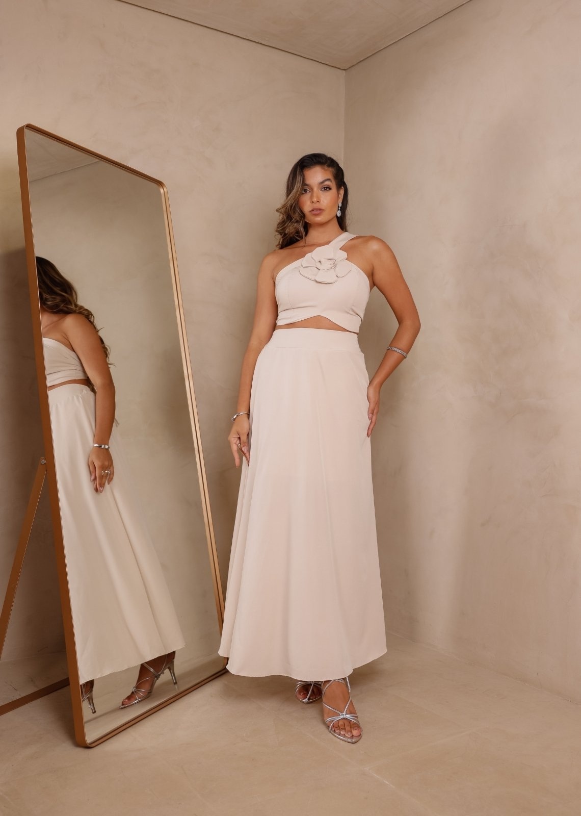 Imagem principal Conjunto Cropped com Flor e Saia Midi em A Alfaiataria Gerôny Cia do Vestido OF White Cia do Vestido off-white white